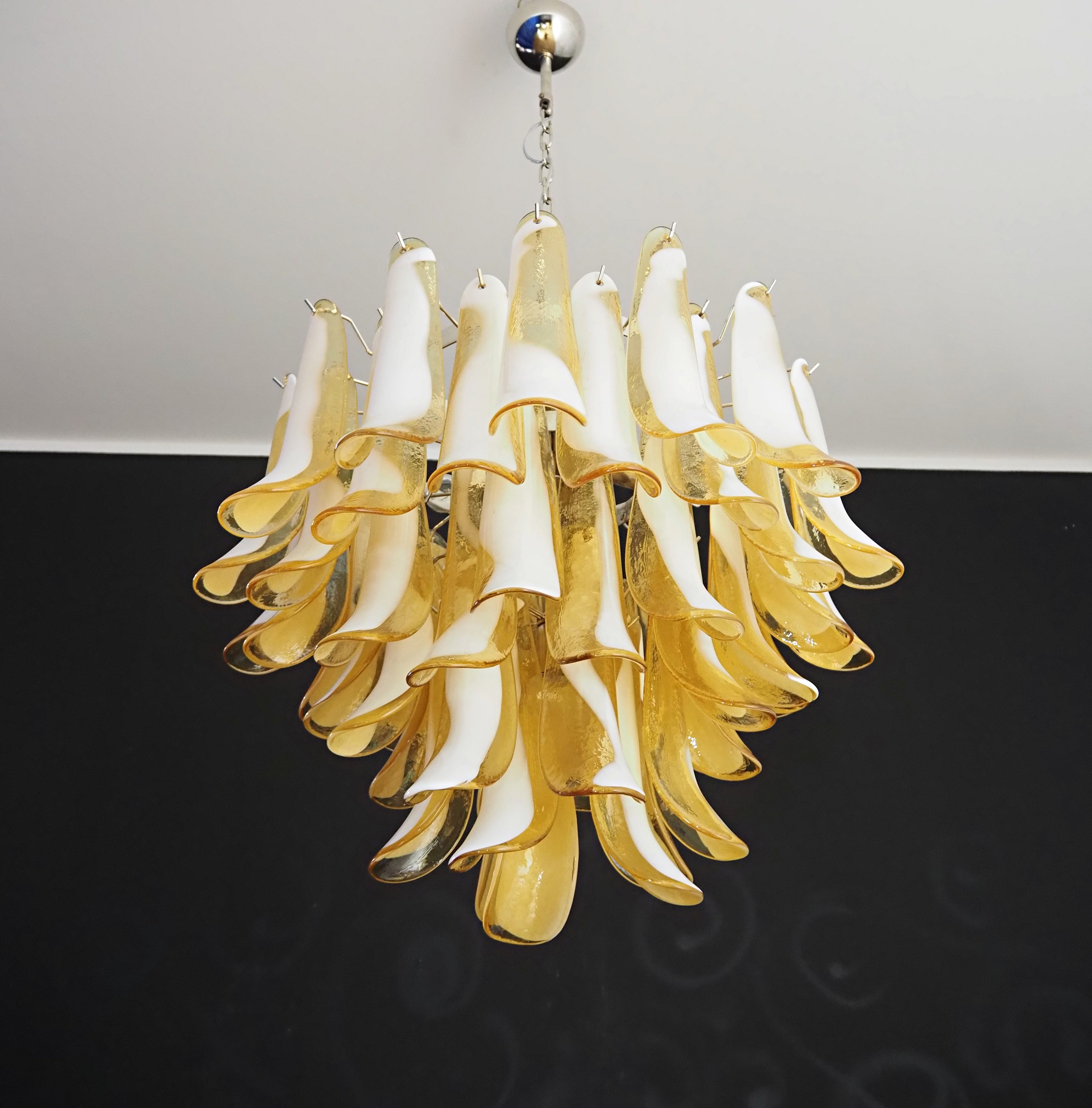 Murano Lysekrone – 53 Karamelfargede Konglebladglass – detalj 5 – Murano Classics