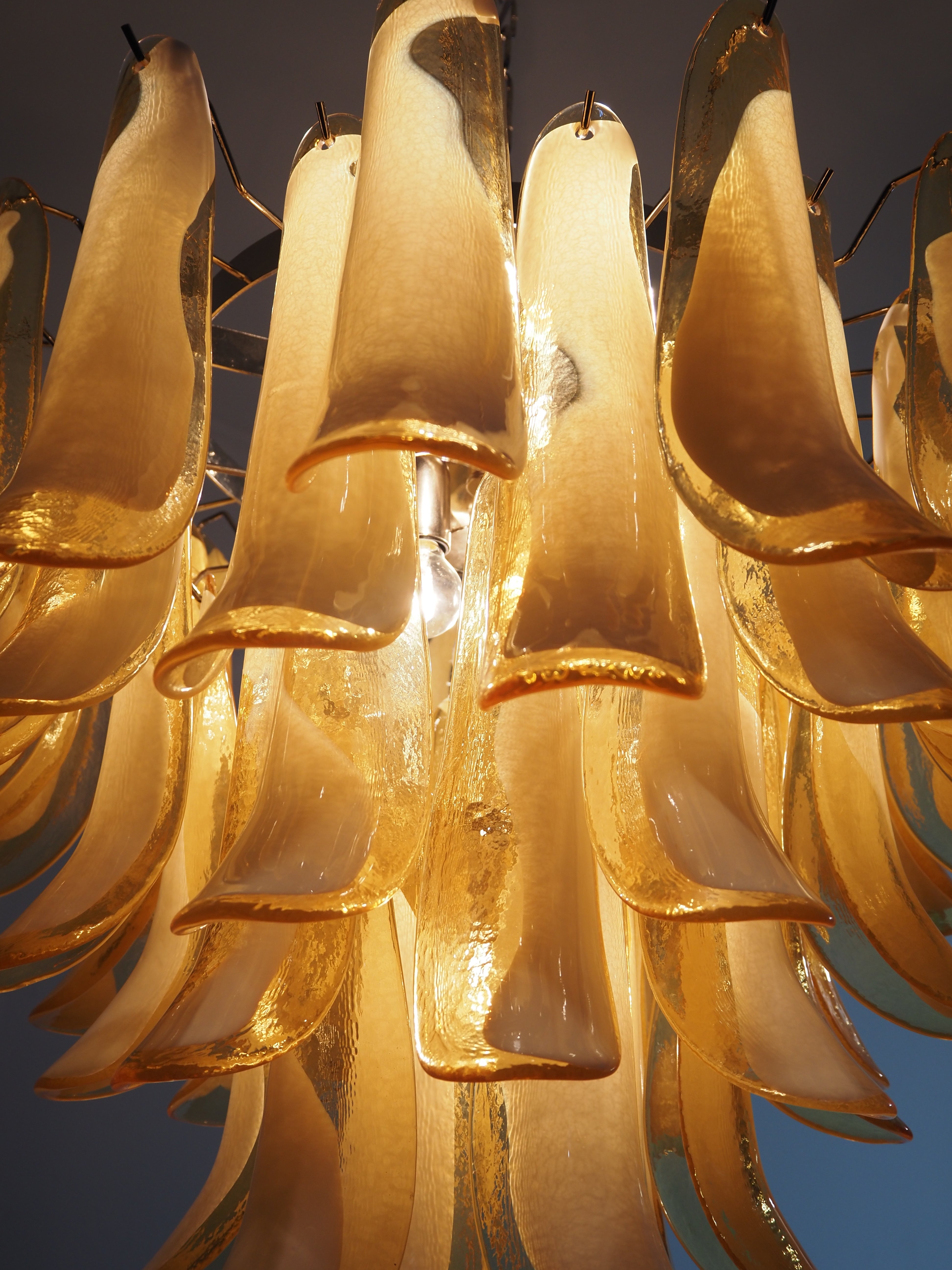 Murano Lysekrone – 53 Karamelfargede Konglebladglass – detalj 7 – Murano Classics