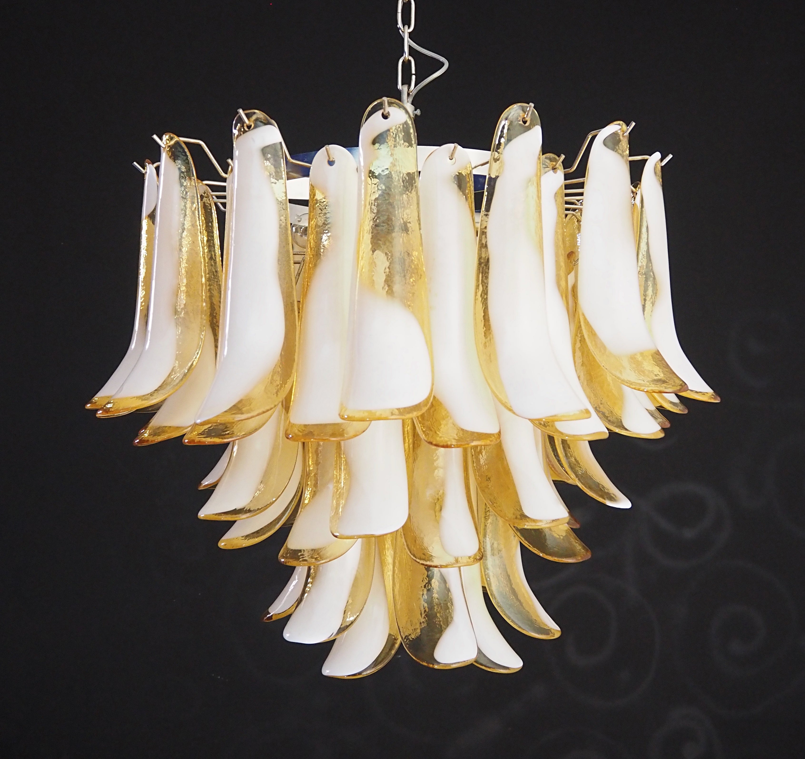 Murano Lysekrone – 53 Karamelfargede Konglebladglass – detalj 2 – Murano Classics