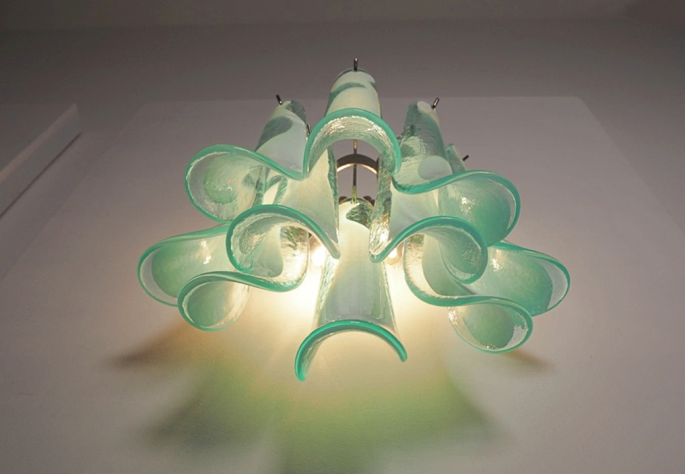 Murano Vegglampe – 10 Hvite Turkise Lattimo Konglebladglass – 2 stk – detalj 1 – Murano Classics