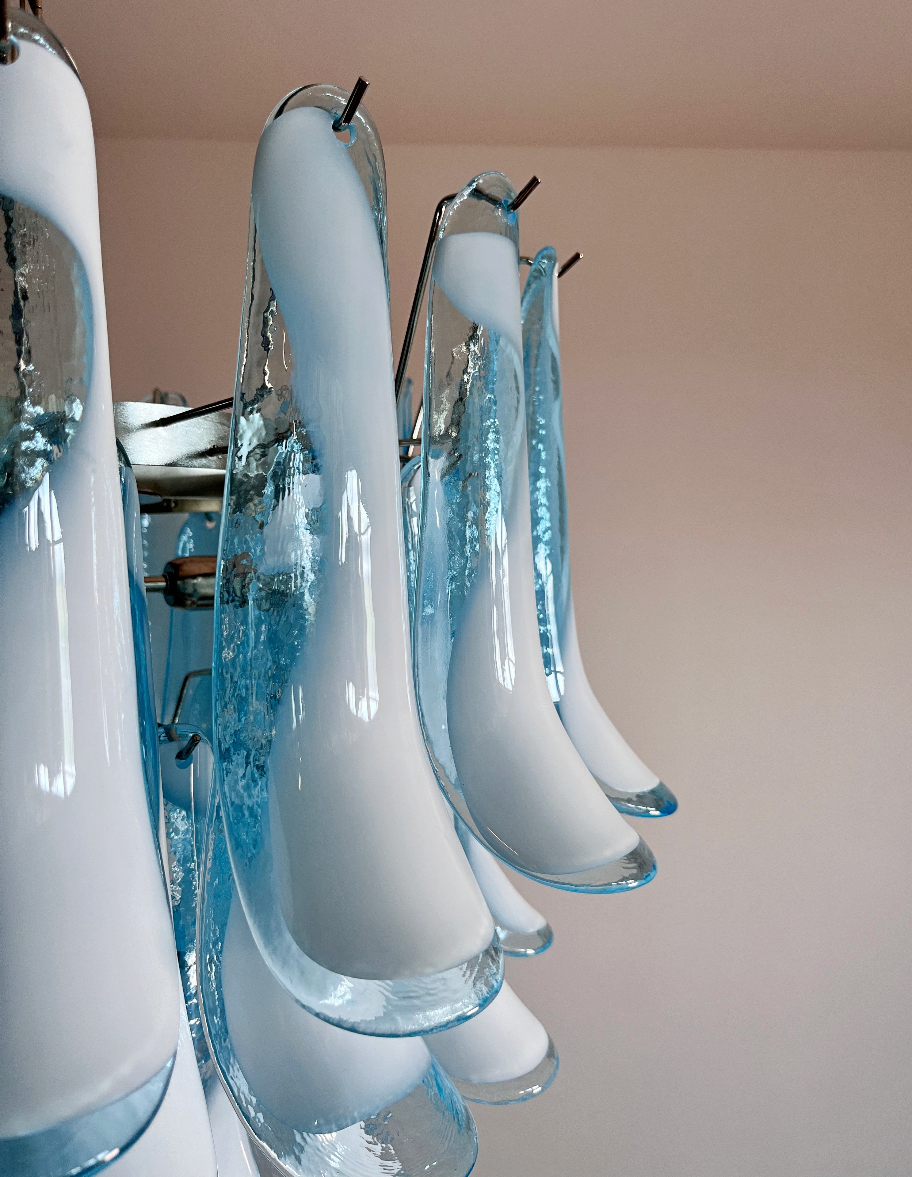 Murano Lysekrone – 52 Blå Konglebladglass – detalj 3 – Murano Classics