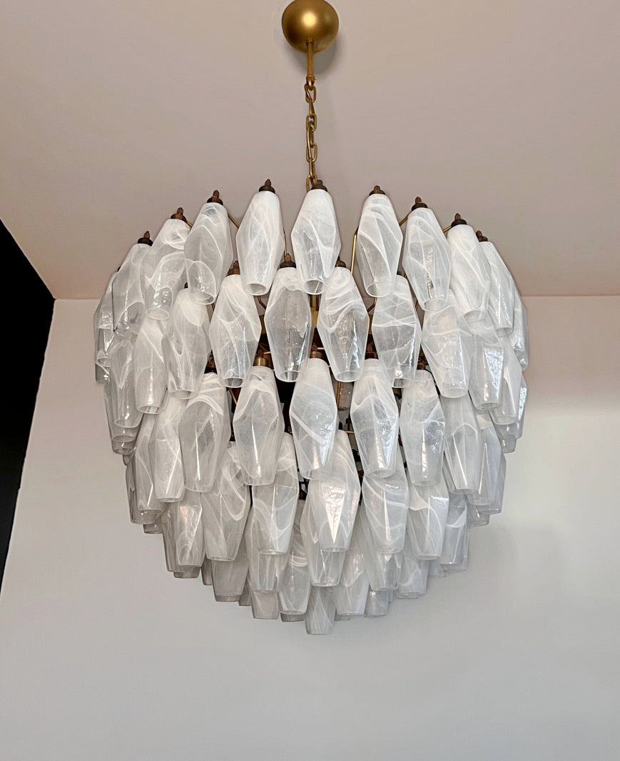 Murano Lysekrone | 111 Hvite Alabaster Gull Poliedriglass