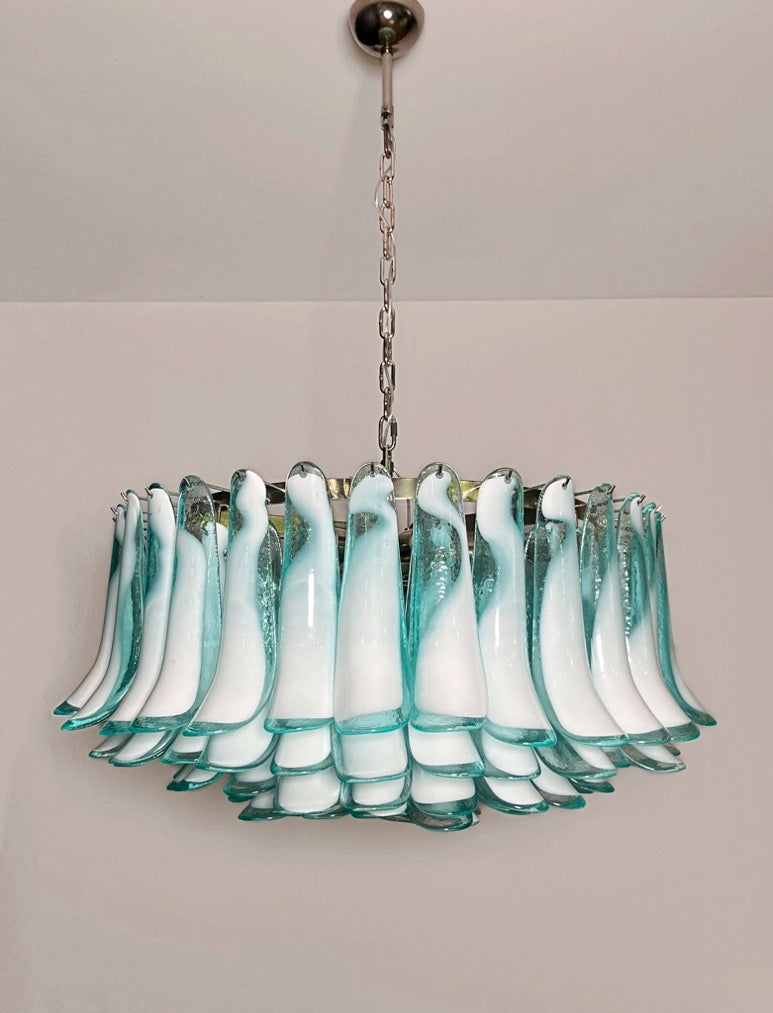 Murano Lysekrone – 101 Hvite Turkise Lattimo Konglebladglass – Murano Classics