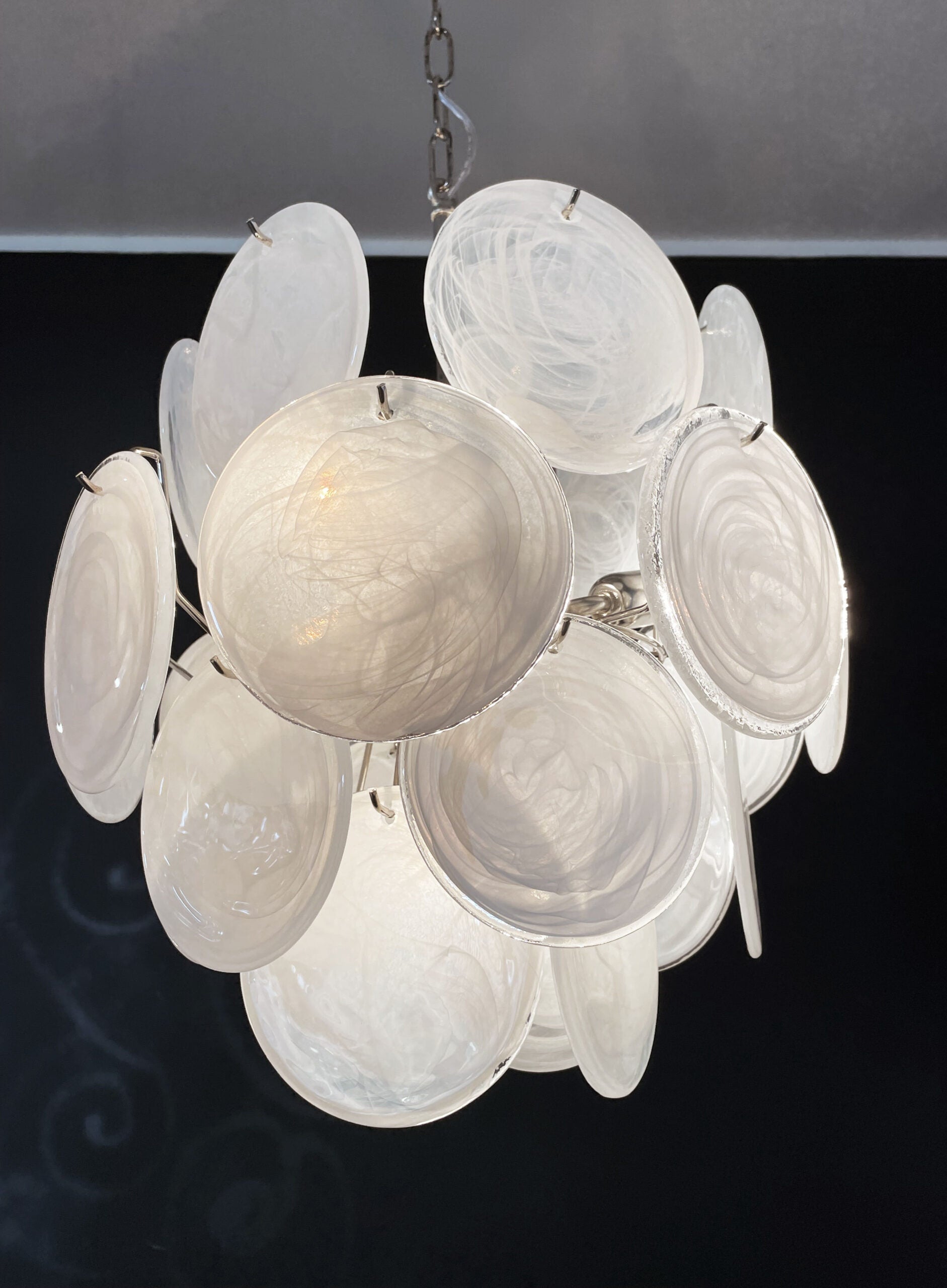 Murano Lysekrone – 24 Hvite Glassdisker – detalj 3 – Murano Classics