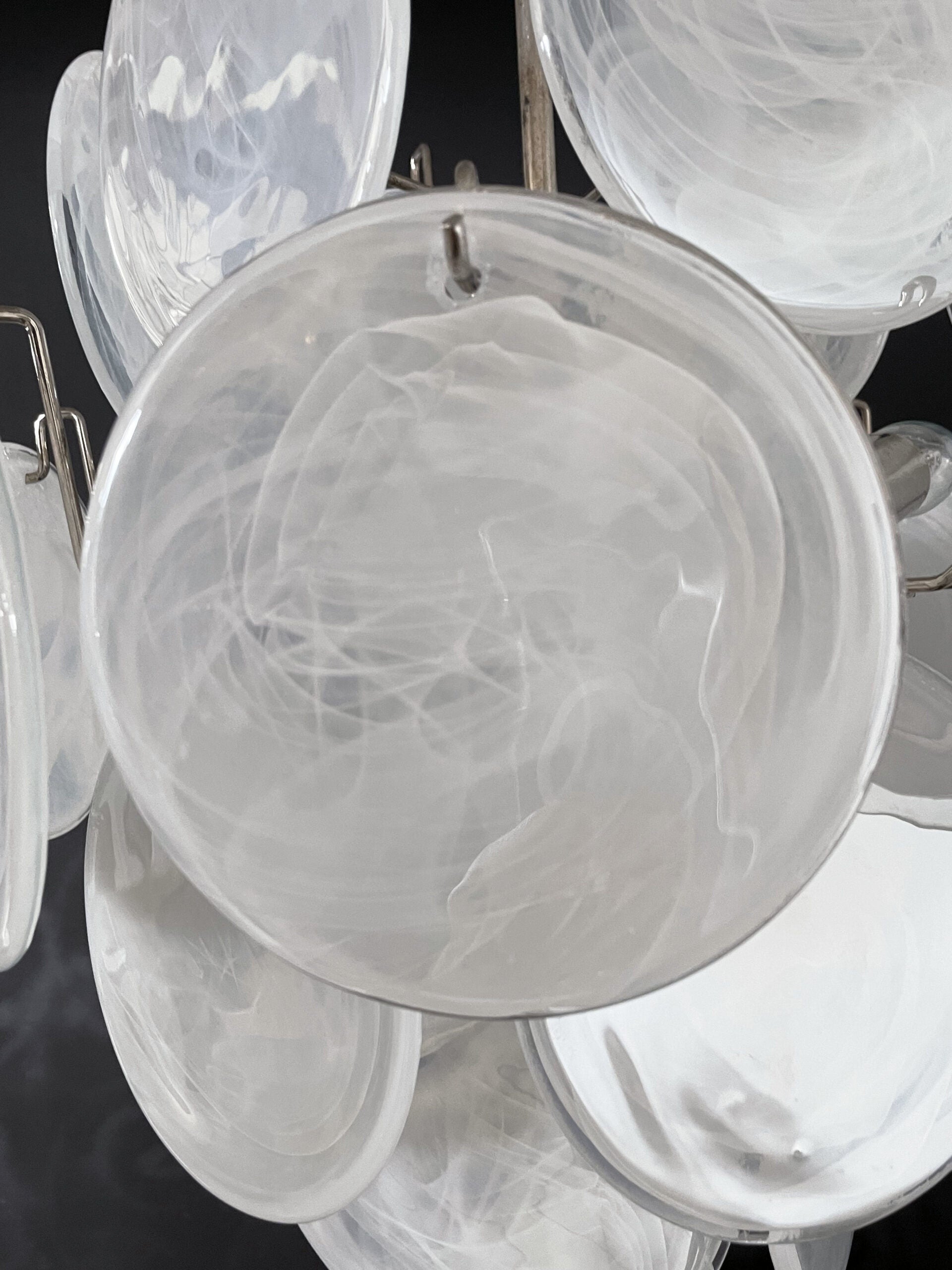 Murano Lysekrone – 24 Hvite Glassdisker – detalj 4 – Murano Classics