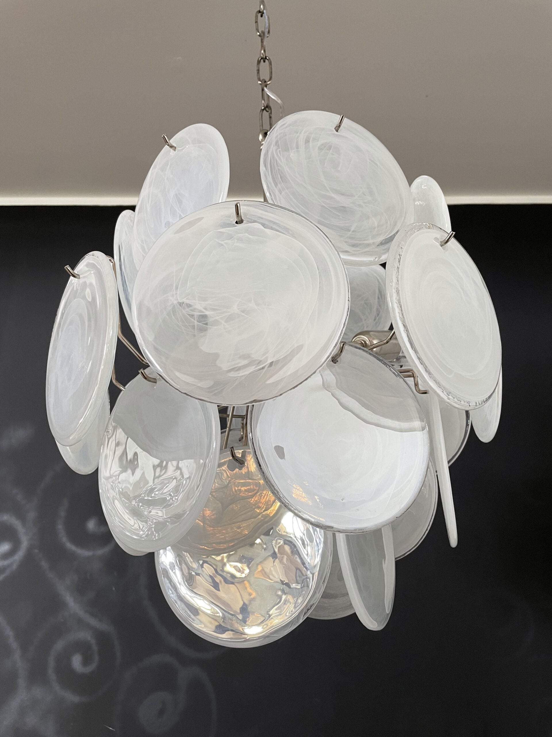 Murano Lysekrone – 24 Hvite Glassdisker – detalj 5 – Murano Classics