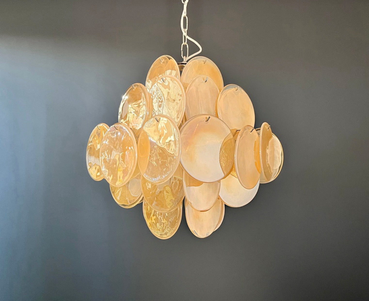 Murano Lysekrone | 36 Alabaster Gull Iris Diskglass