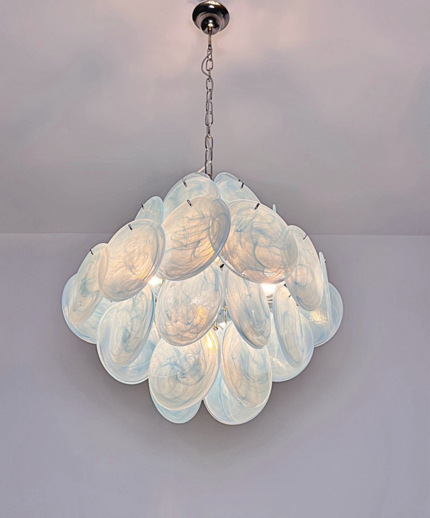 Murano Lysekrone – 36 Blå Alabaster Diskglass – detalj 2 – Murano Classics