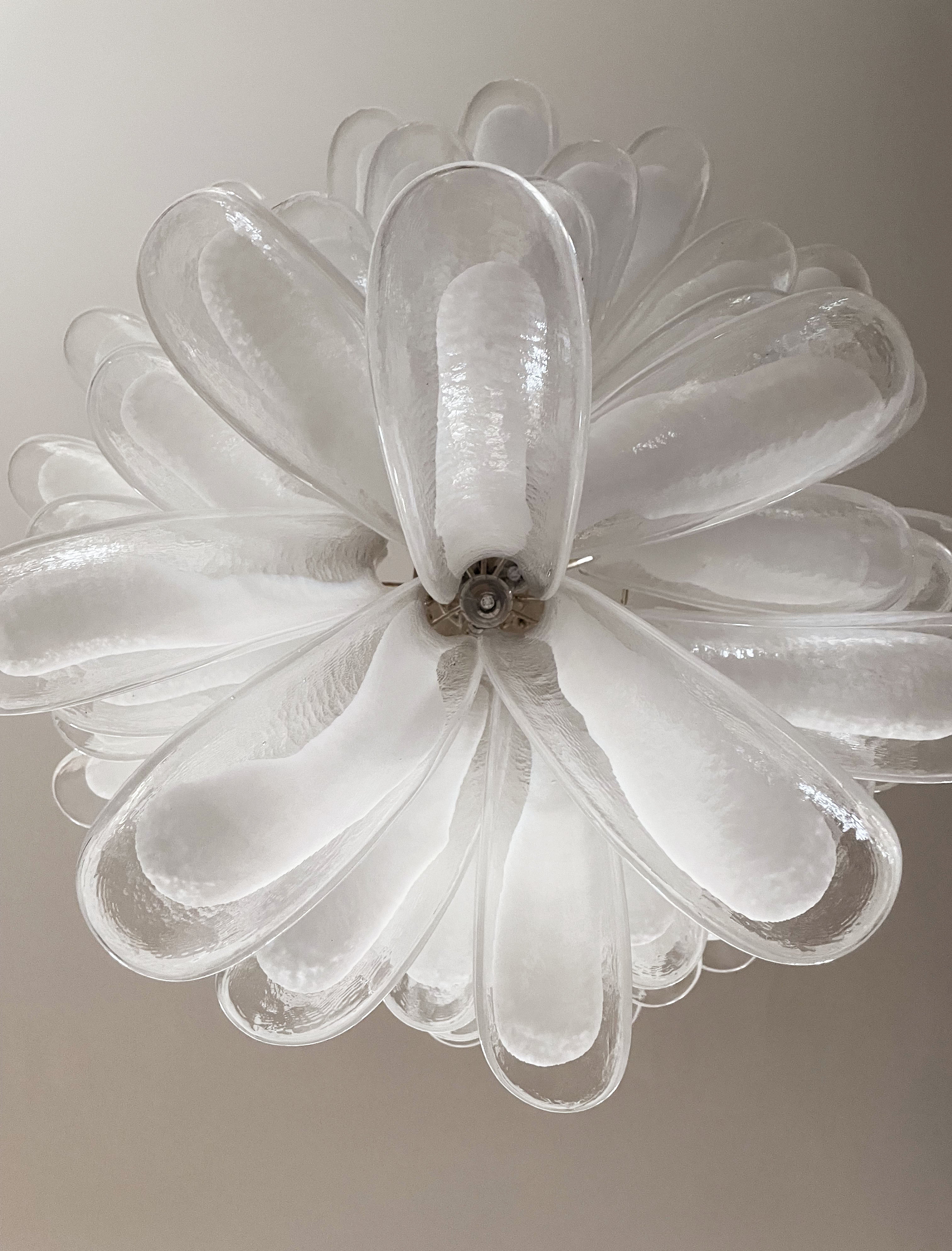 Murano Lysekrone – 52 Klare Hvit Konglebladglass – detalj 1 – Murano Classics