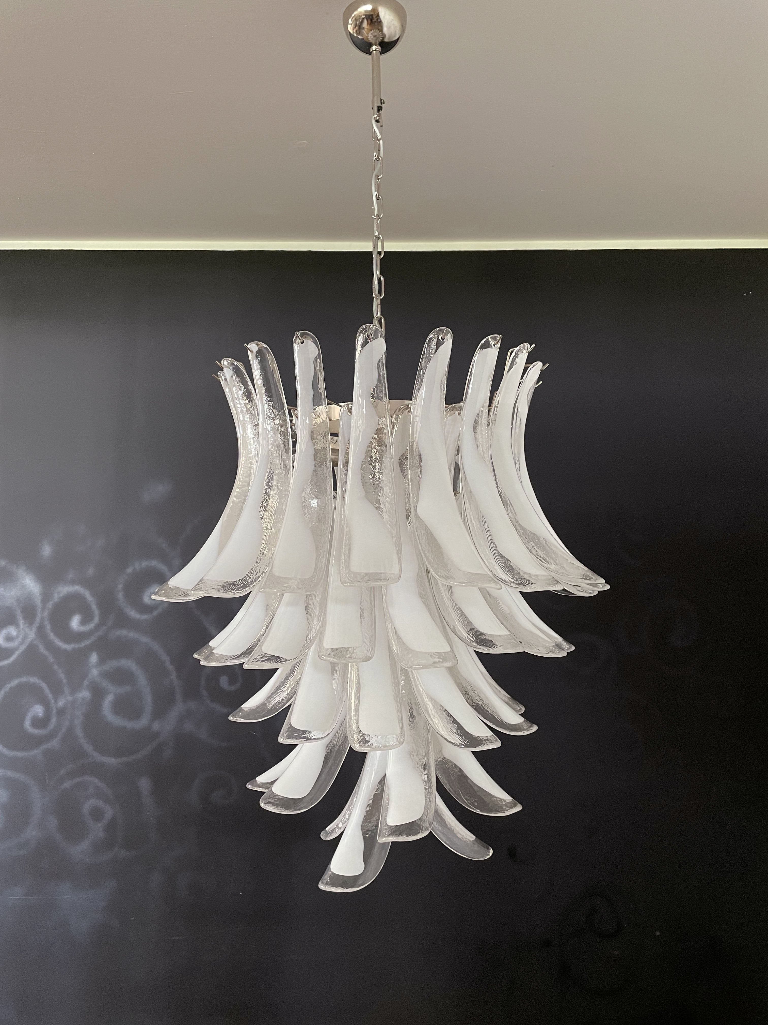 Murano Lysekrone – 52 Klare Hvit Konglebladglass – Murano Classics
