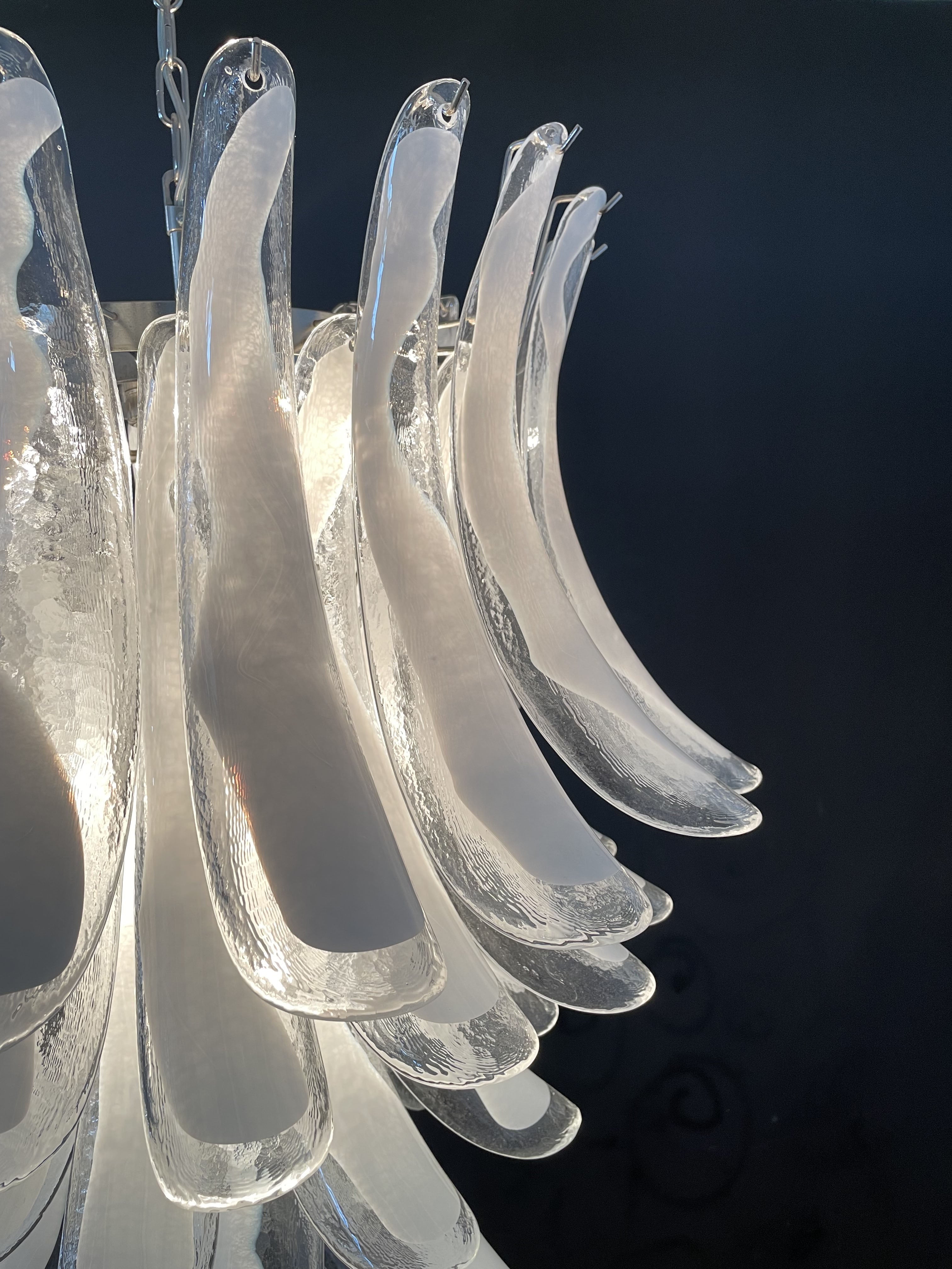 Murano Lysekrone – 52 Klare Hvit Konglebladglass – detalj 5 – Murano Classics