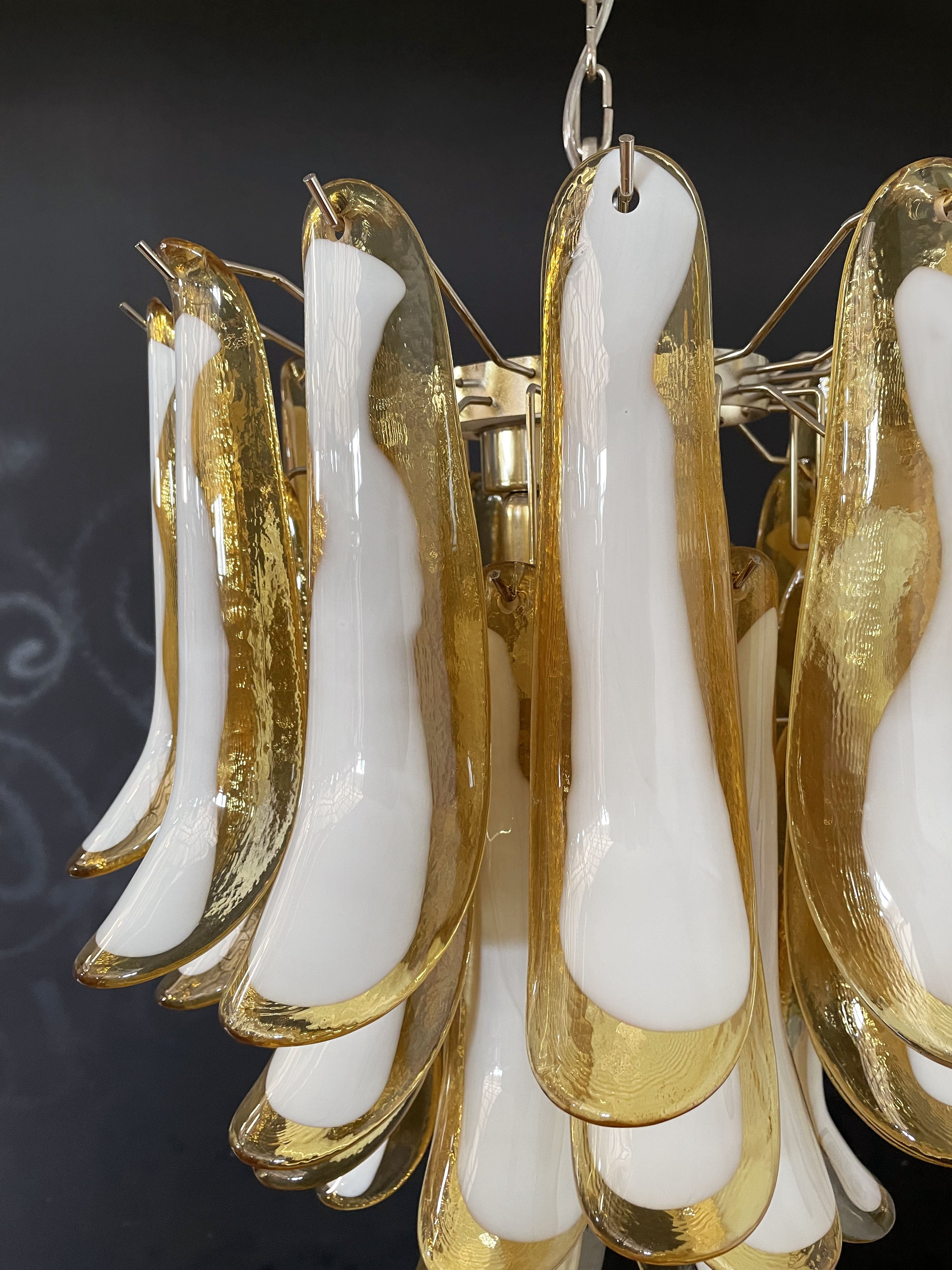 Murano Lysekrone – 41 Karamelfargede Konglebladglass – detalj 4 – Murano Classics