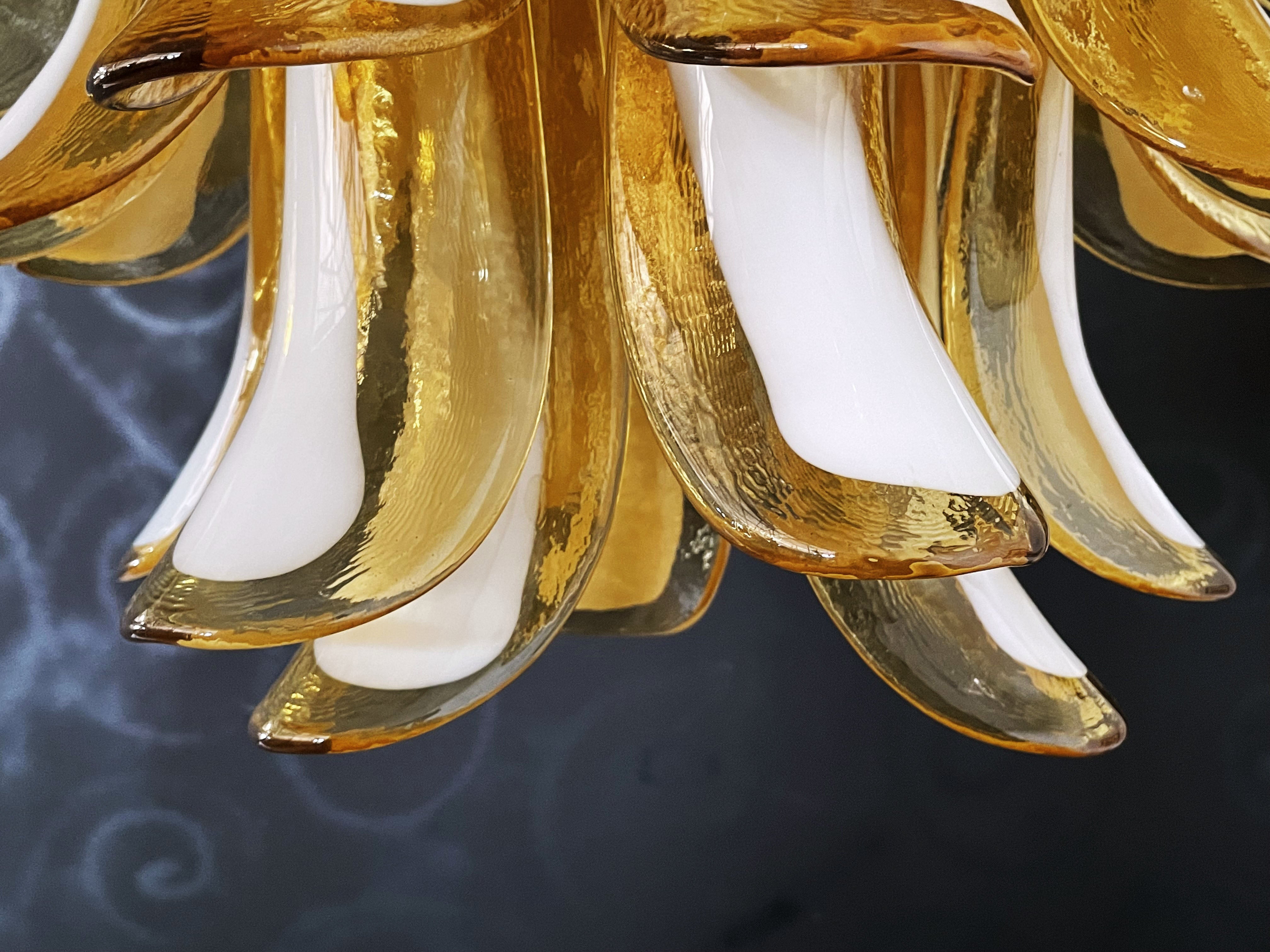 Murano Lysekrone – 41 Karamelfargede Konglebladglass – detalj 3 – Murano Classics