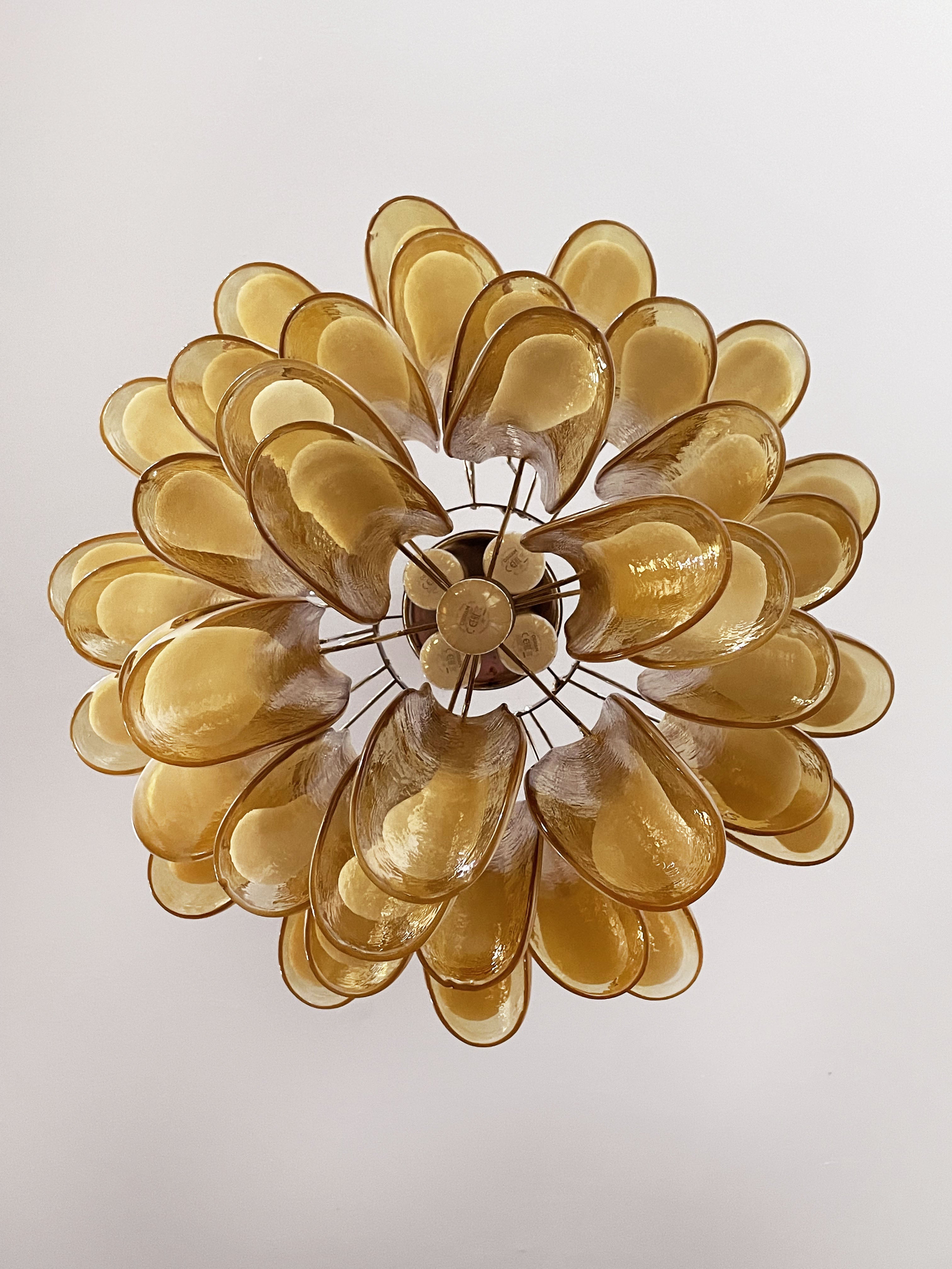 Murano Lysekrone – 41 Karamelfargede Konglebladglass – detalj 1 – Murano Classics