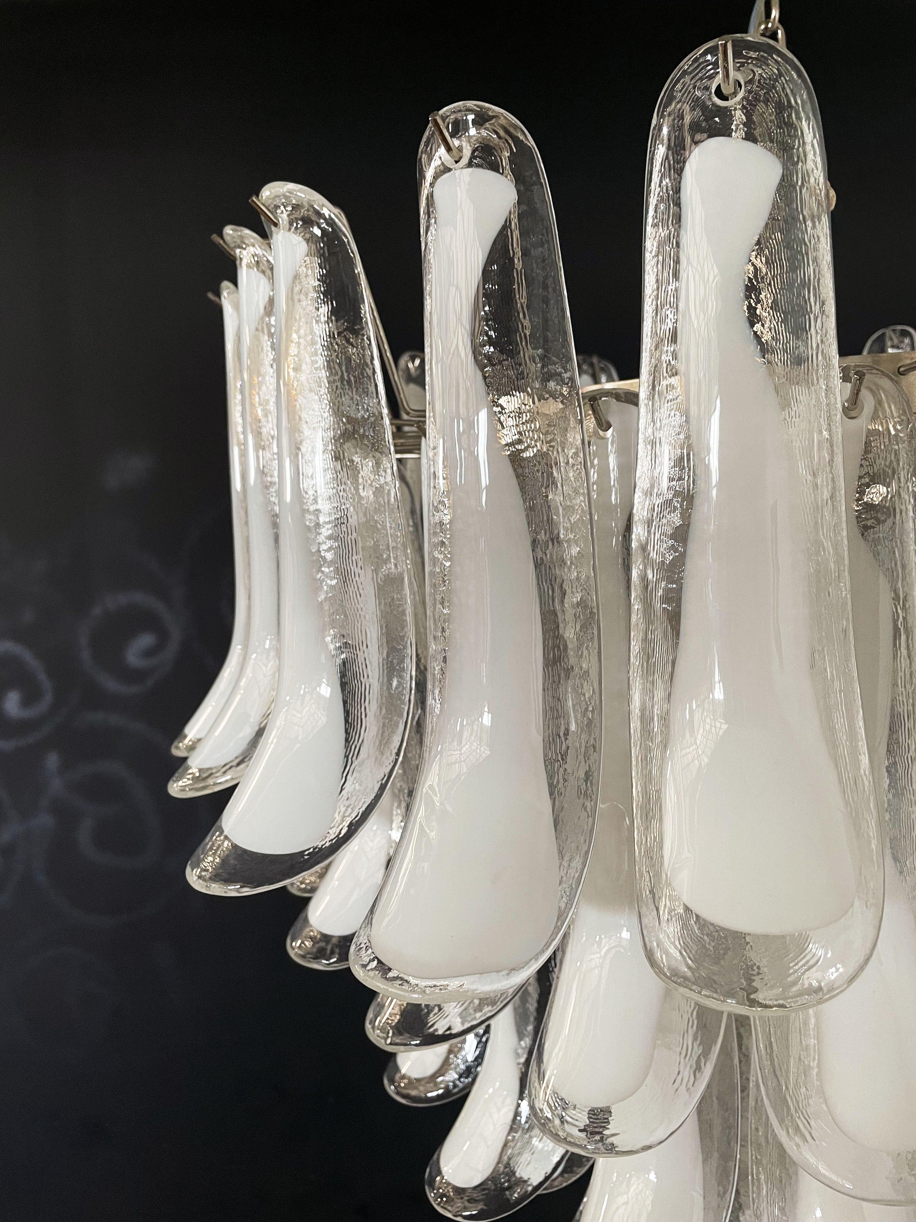 Murano Lysekrone – 75 Hvite Konglebladglass – detalj 4 – Murano Classics