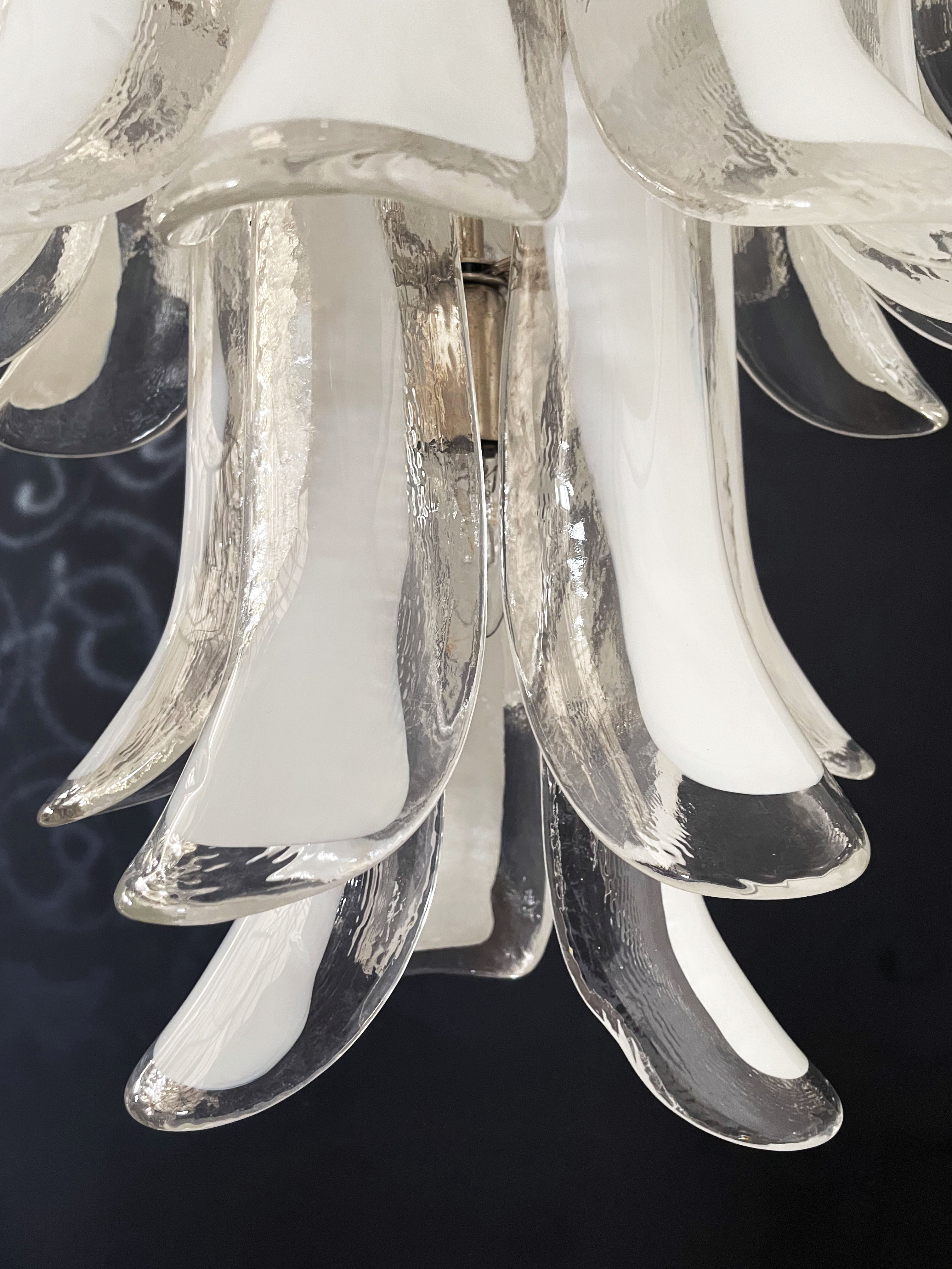 Murano Lysekrone – 75 Hvite Konglebladglass – detalj 2 – Murano Classics