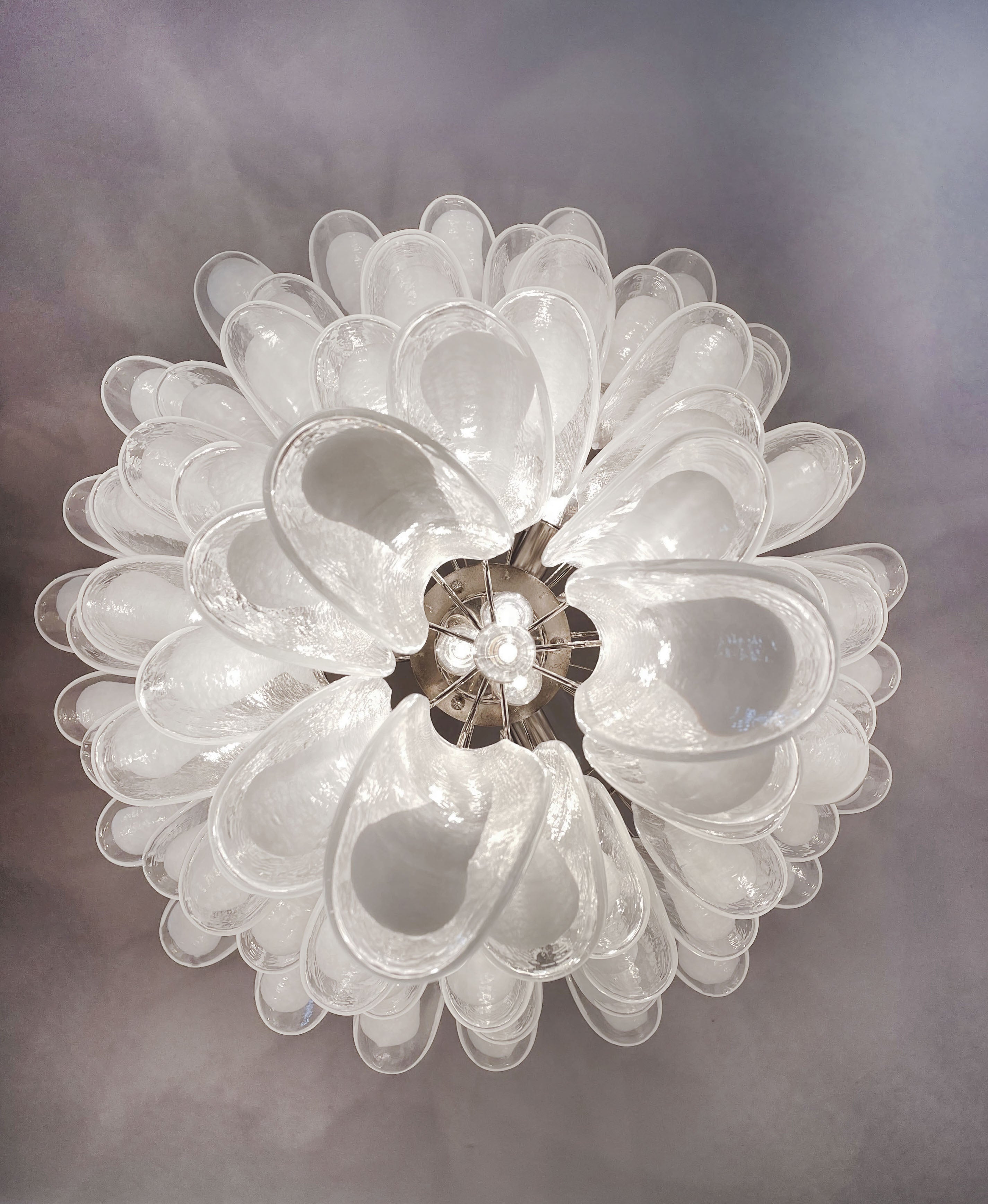 Murano Lysekrone – 75 Hvite Konglebladglass – detalj 6 – Murano Classics
