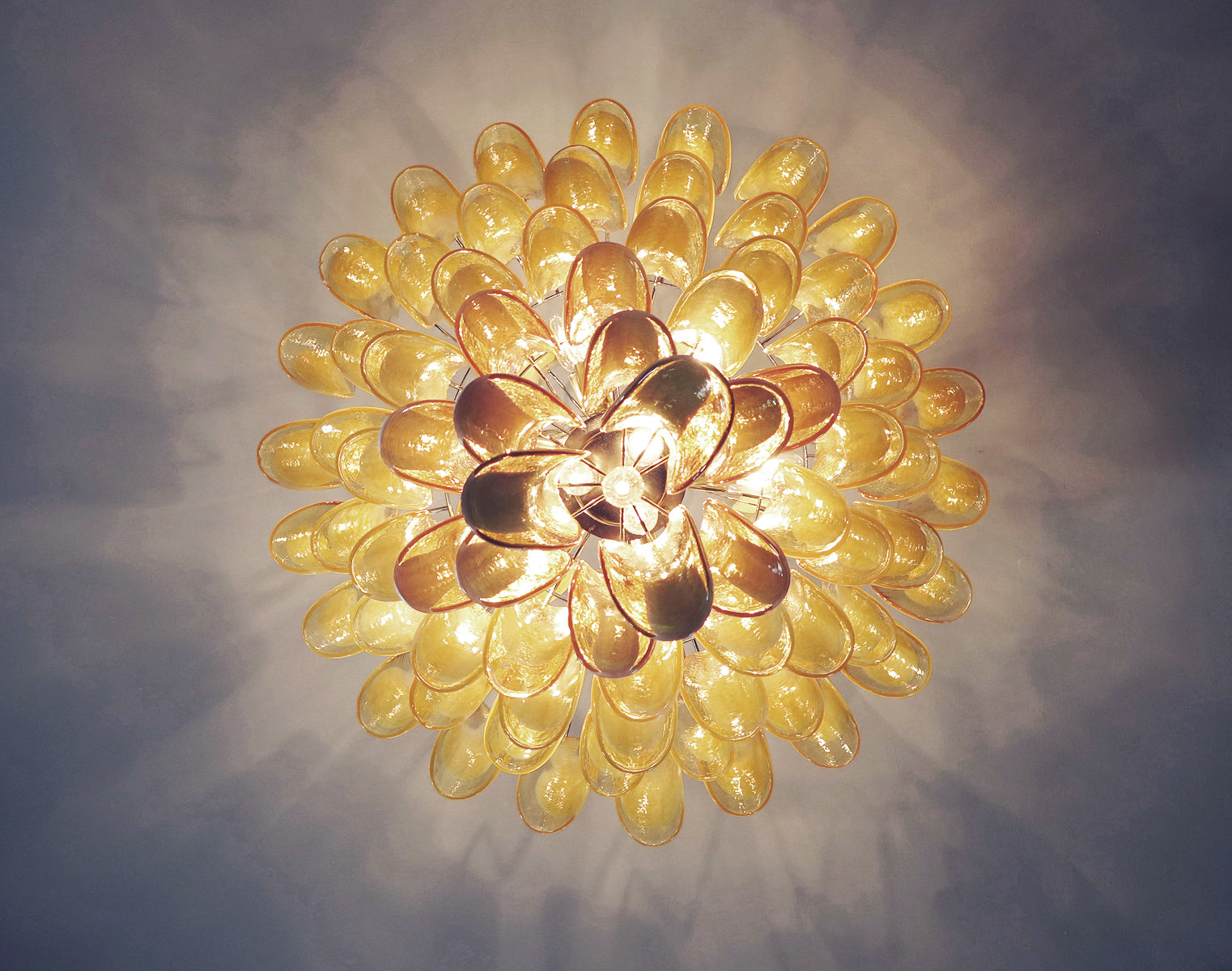 Murano Lysekrone – 85 Karamelfargede Konglebladglass – detalj 5 – Murano Classics