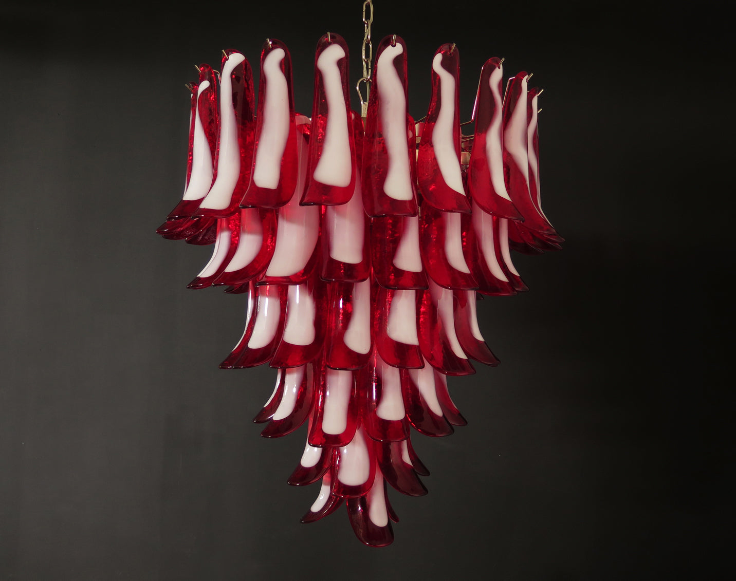 Murano Lysekrone – 75 Rød Konglebladglass – Murano Classics