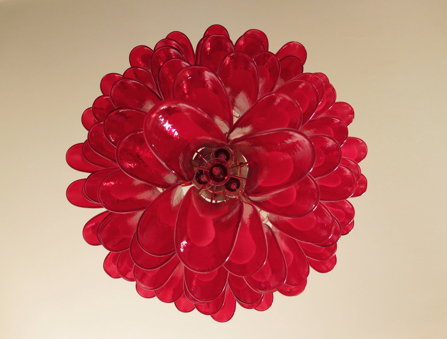 Murano Lysekrone – 75 Rød Konglebladglass – detalj 1 – Murano Classics