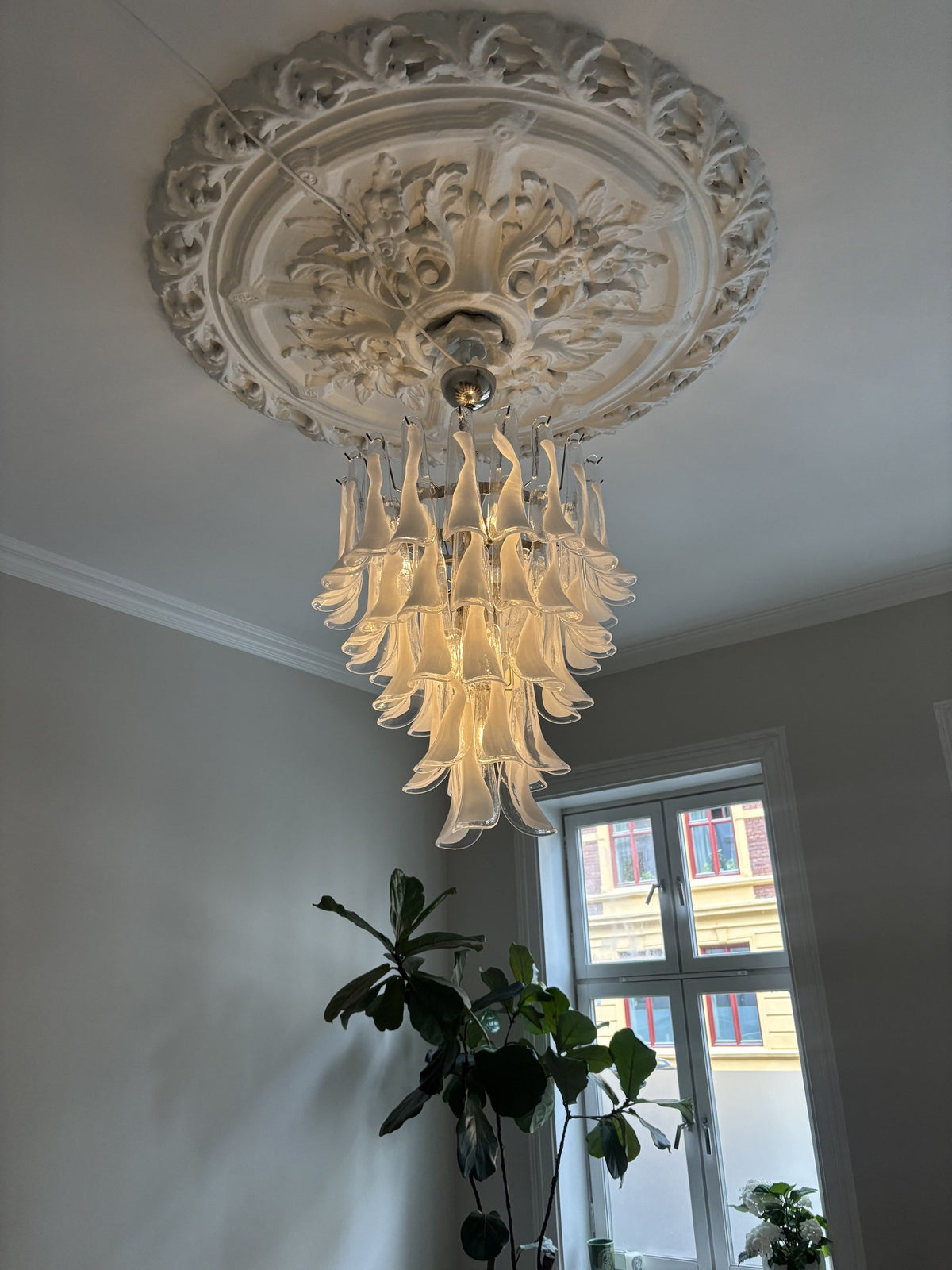 Murano Lysekrone – 52 Hvite Konglebladglass – miljøbilde 3 – Murano Classics