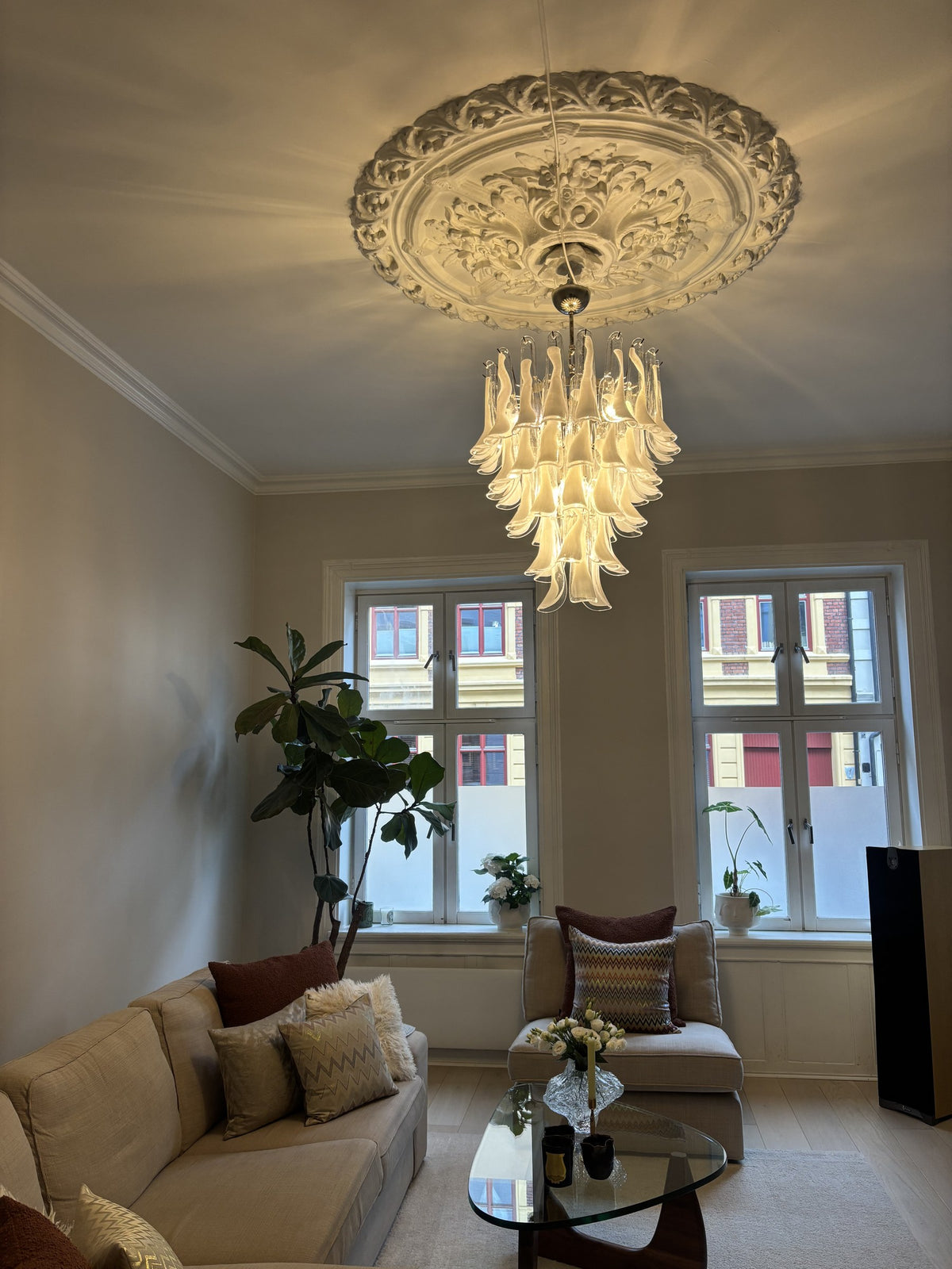 Murano Lysekrone – 52 Hvite Konglebladglass – miljøbilde 5 – Murano Classics