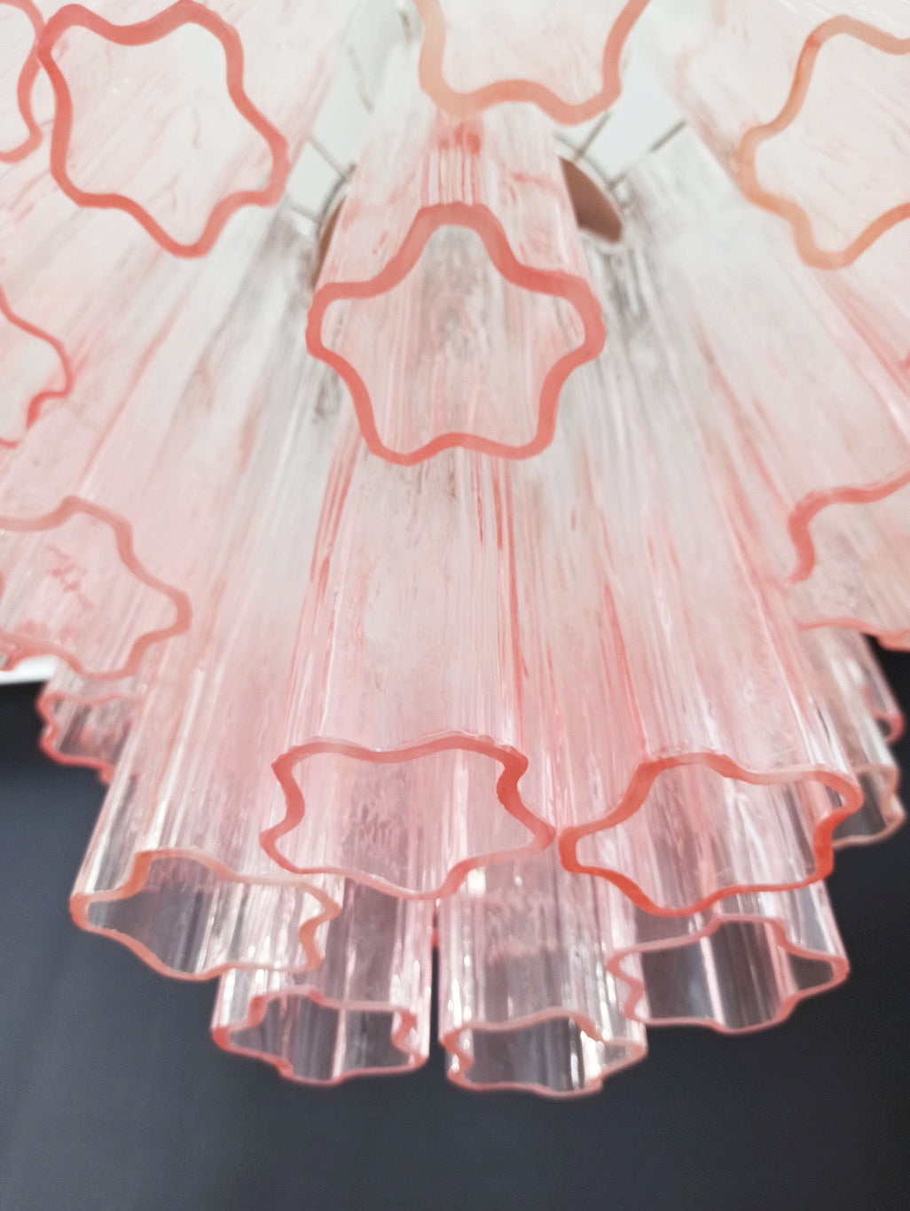 Murano Lysekrone – 36 Gradvis Rosa Glassrør – detalj 4 – Murano Classics