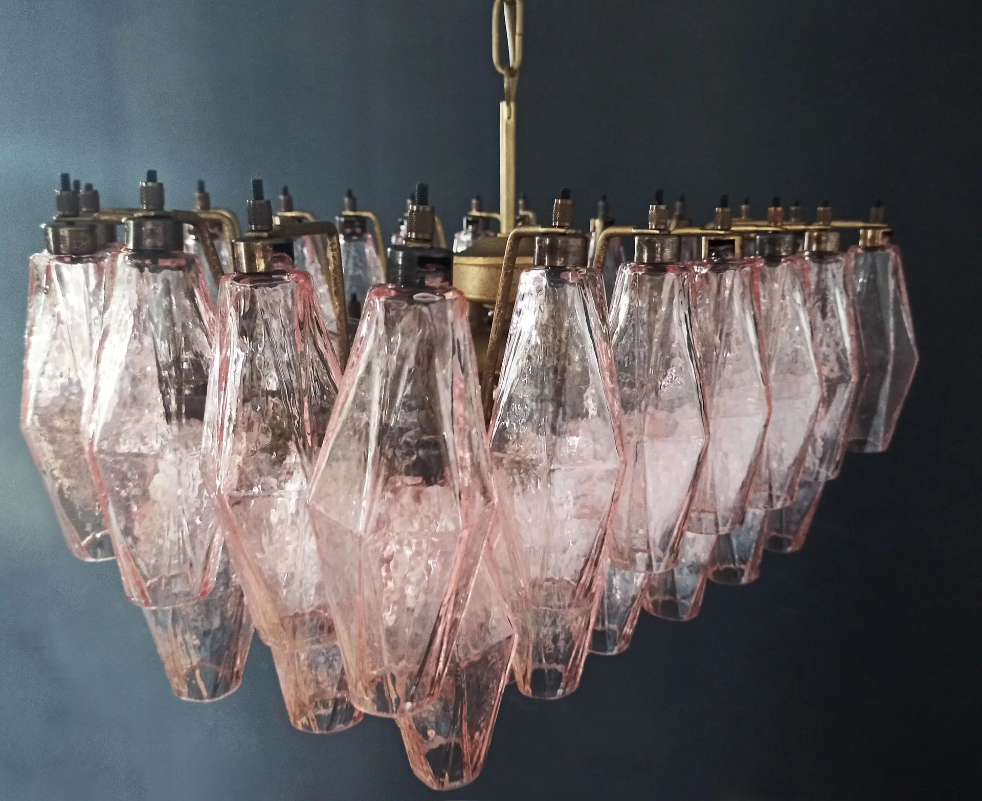 Murano Lysekrone – 56 Rosa Poliedriglass – detalj 3 – Murano Classics