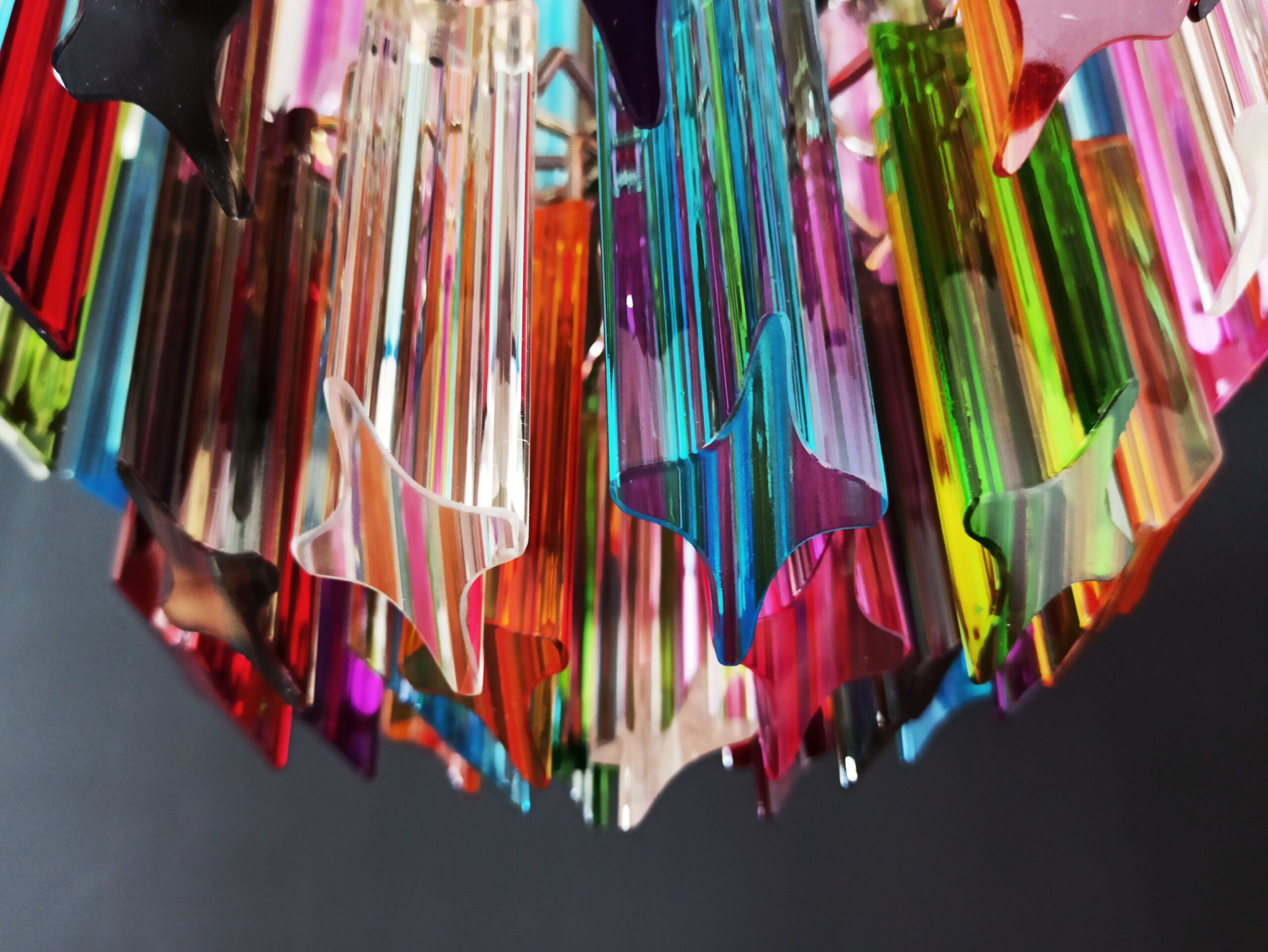 Murano Lysekrone – 47 Multifargede Prismeglass – detalj 2 – Murano Classics