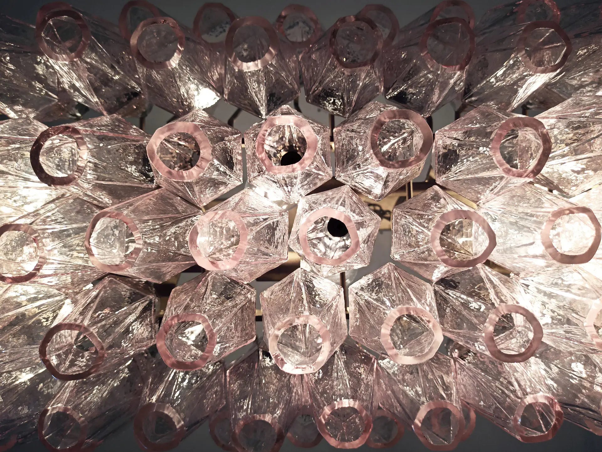 Murano Lysekrone – 84 Rosa Poliedriglass – detalj 1 – Murano Classics
