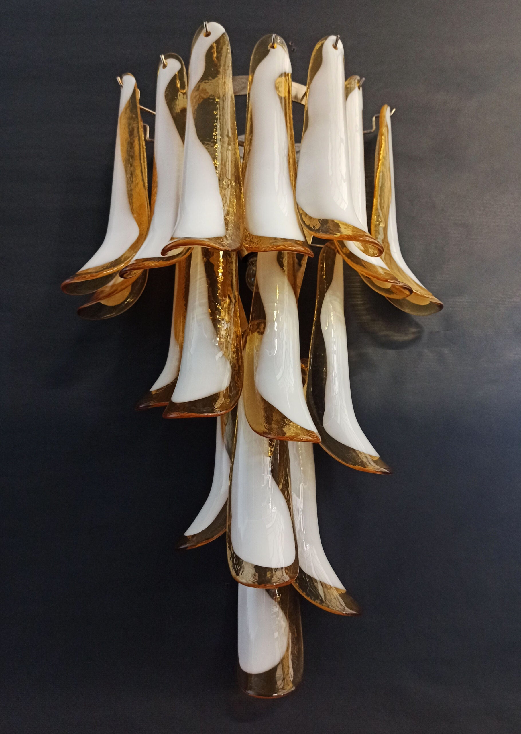 Murano Vegglampe – 16 Karamelfargede Konglebladglass – 2 stk – Murano Classics