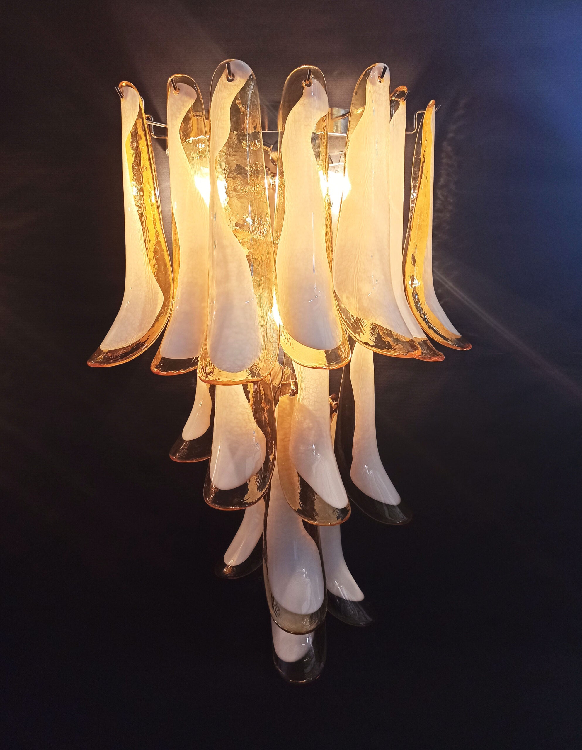 Murano Vegglampe – 16 Karamelfargede Konglebladglass – 2 stk – detalj 1 – Murano Classics