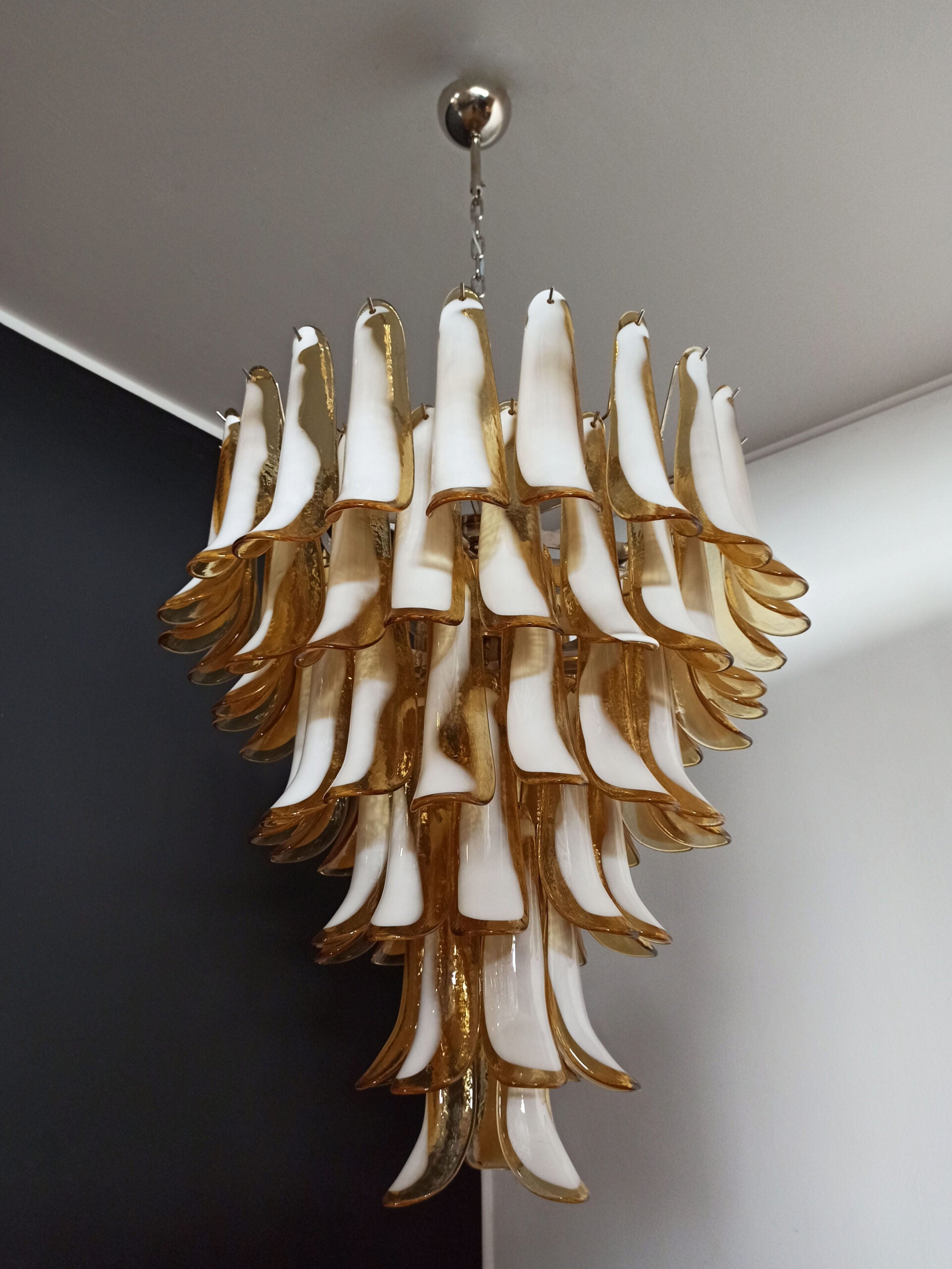 Murano Lysekrone – 75 Karamelfargede Konglebladglass – detalj 3 – Murano Classics