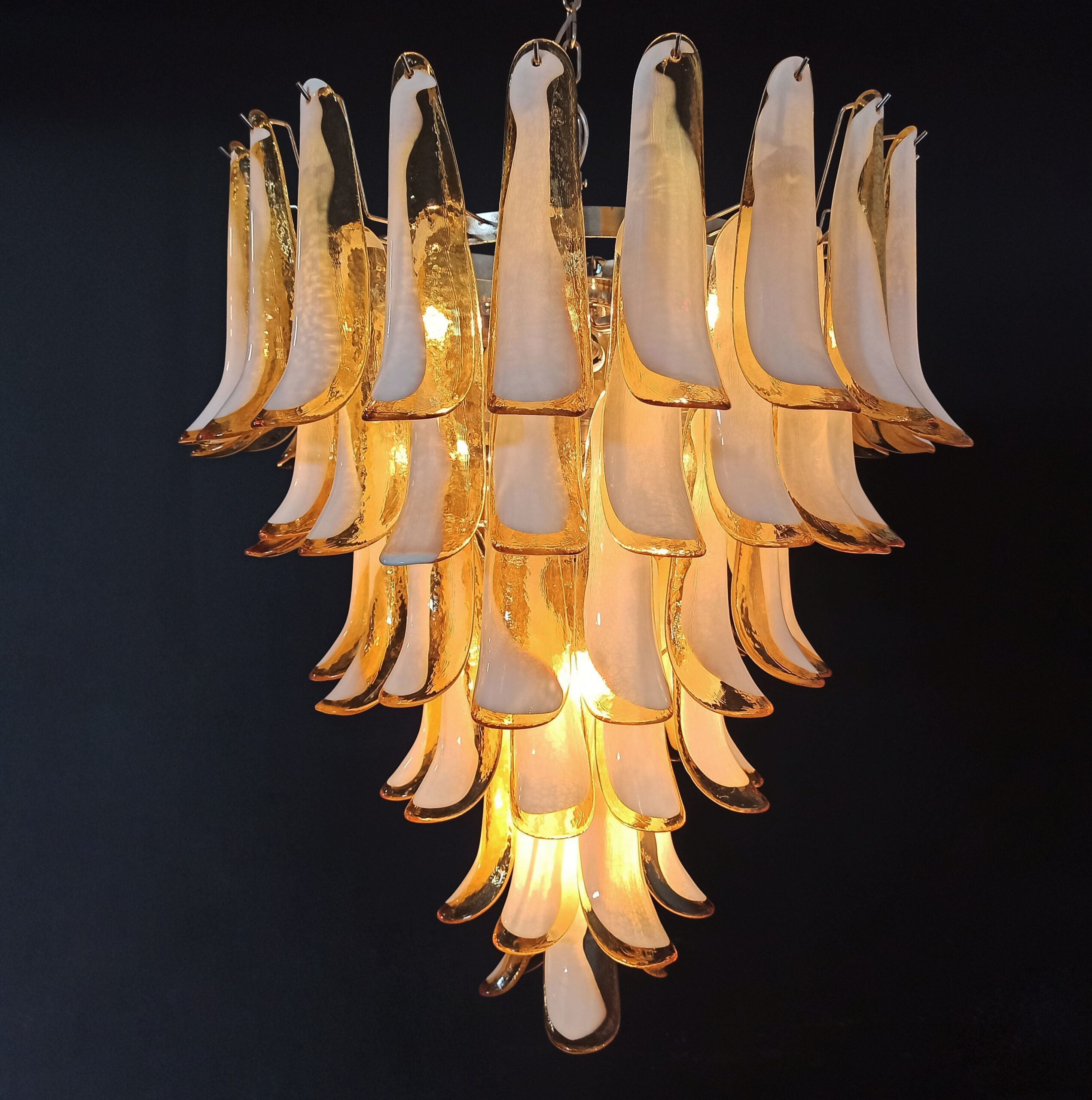 Murano Lysekrone – 75 Karamelfargede Konglebladglass – detalj 7 – Murano Classics