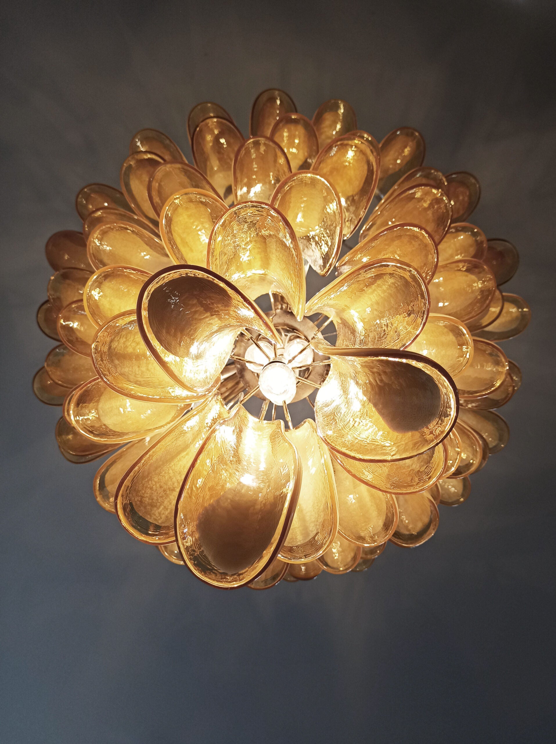 Murano Lysekrone – 75 Karamelfargede Konglebladglass – detalj 6 – Murano Classics