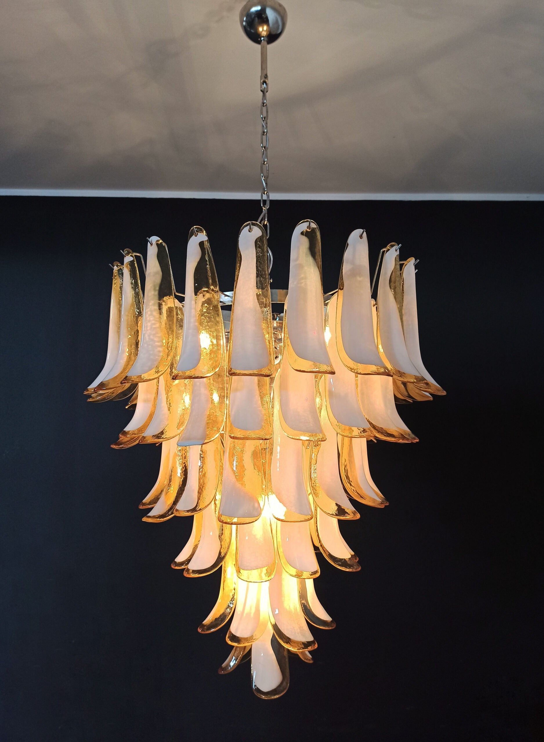 Murano Lysekrone – 75 Karamelfargede Konglebladglass – detalj 4 – Murano Classics