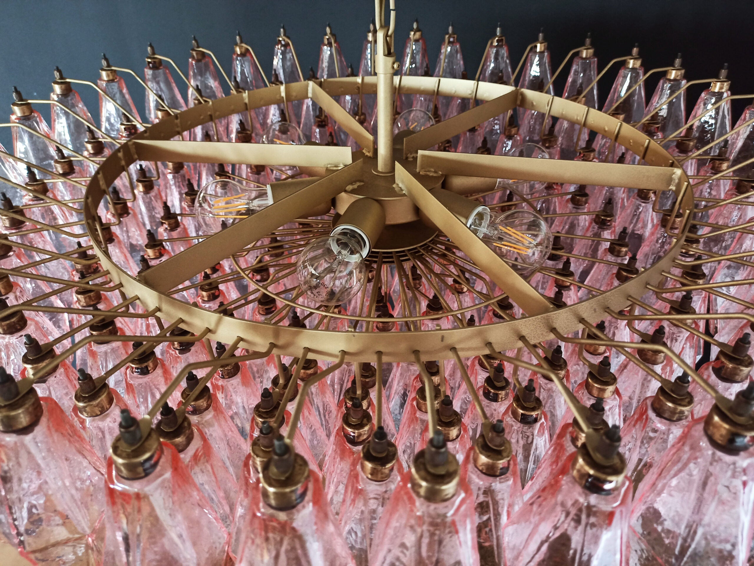 Murano Lysekrone – 185 Rosa Poliedriglass – detalj 3 – Murano Classics