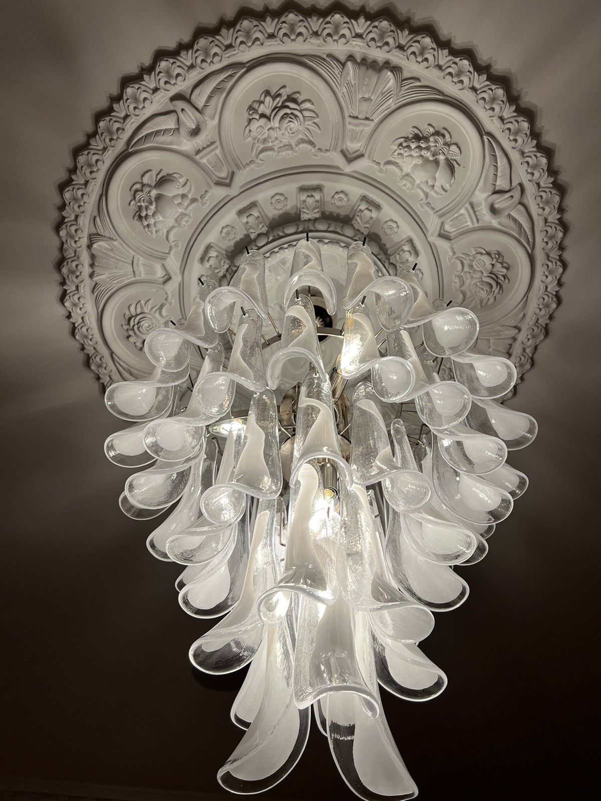 Murano Lysekrone – 52 Hvite Konglebladglass – detalj 4 – Murano Classics