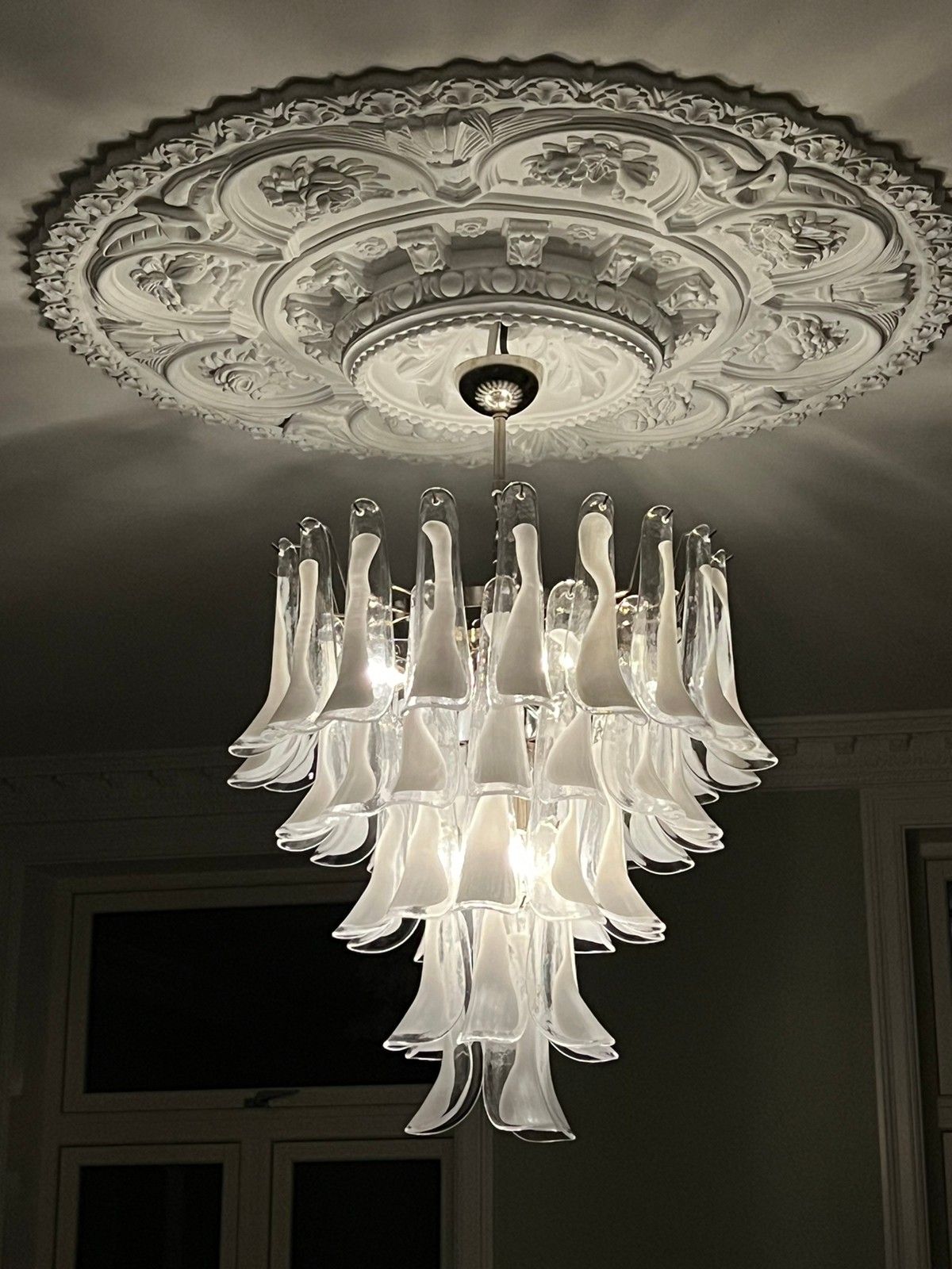 Murano Lysekrone – 52 Hvite Konglebladglass – detalj 2 – Murano Classics