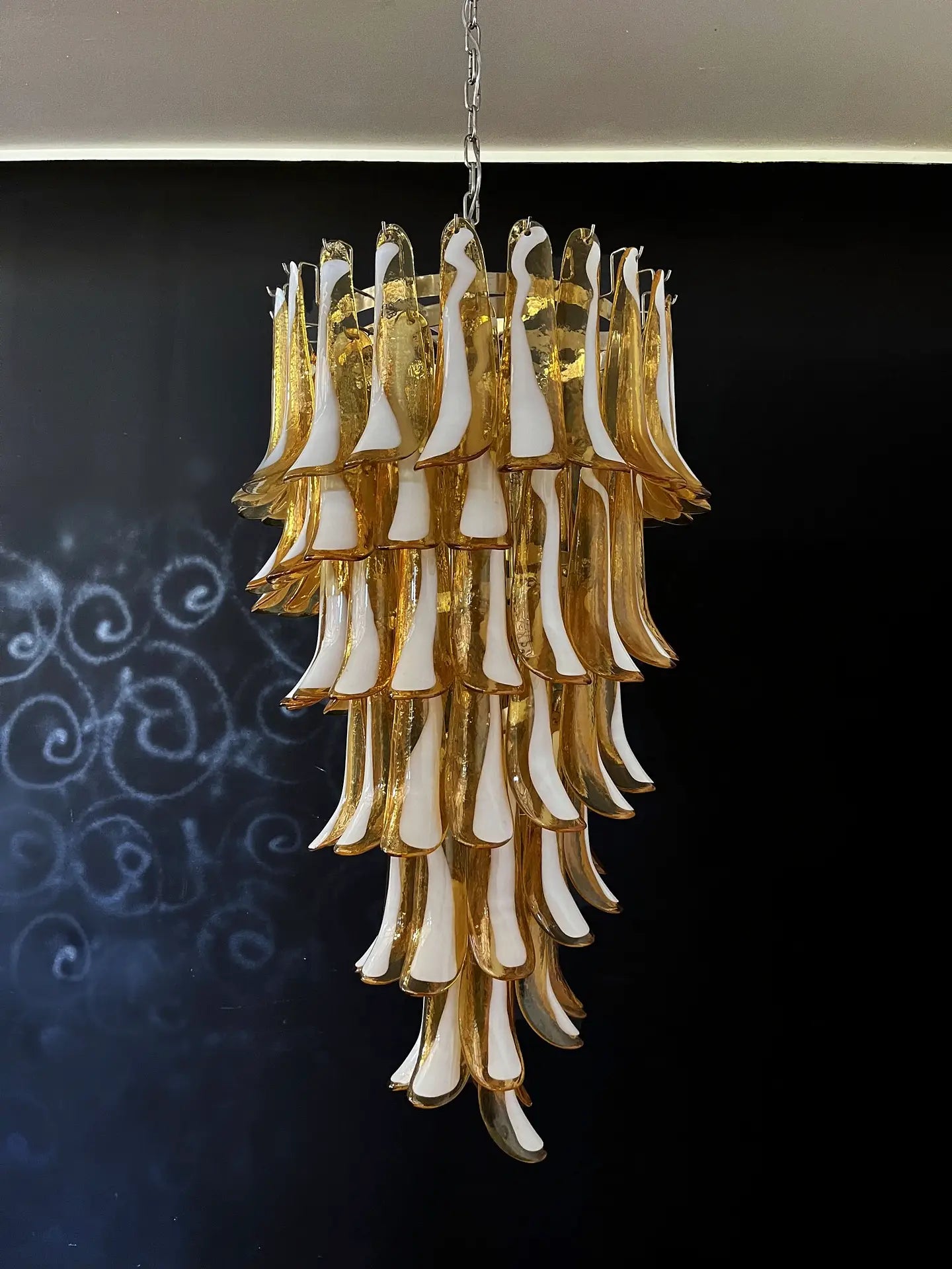 Murano Lysekrone – 83 Karamelfargede Konglebladglass – Murano Classics