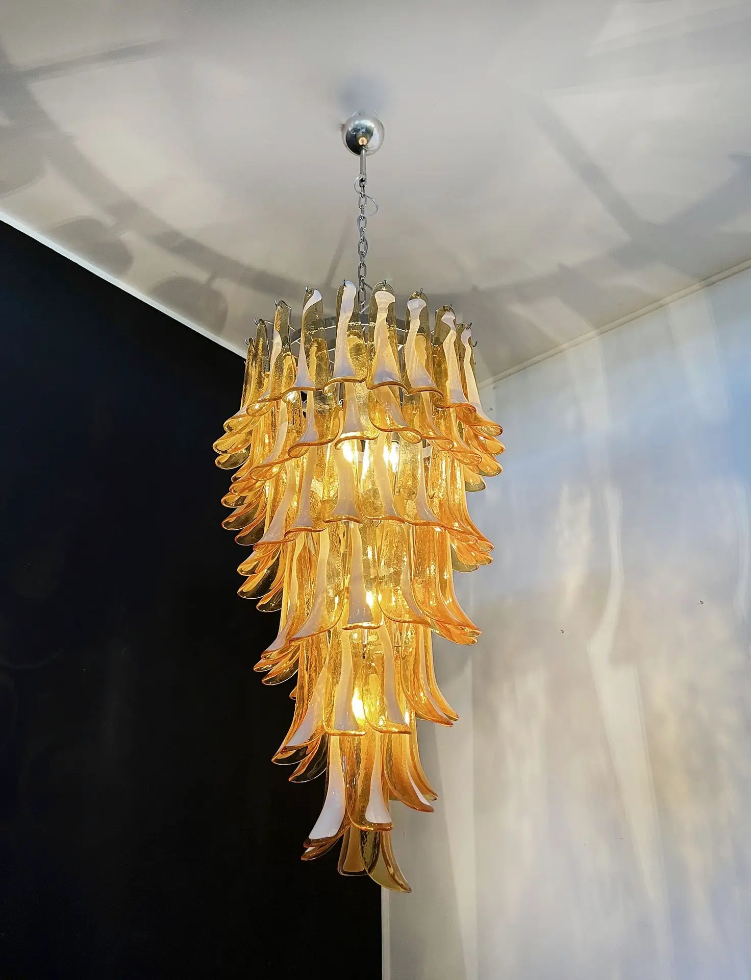 Murano Lysekrone – 83 Karamelfargede Konglebladglass – detalj 4 – Murano Classics