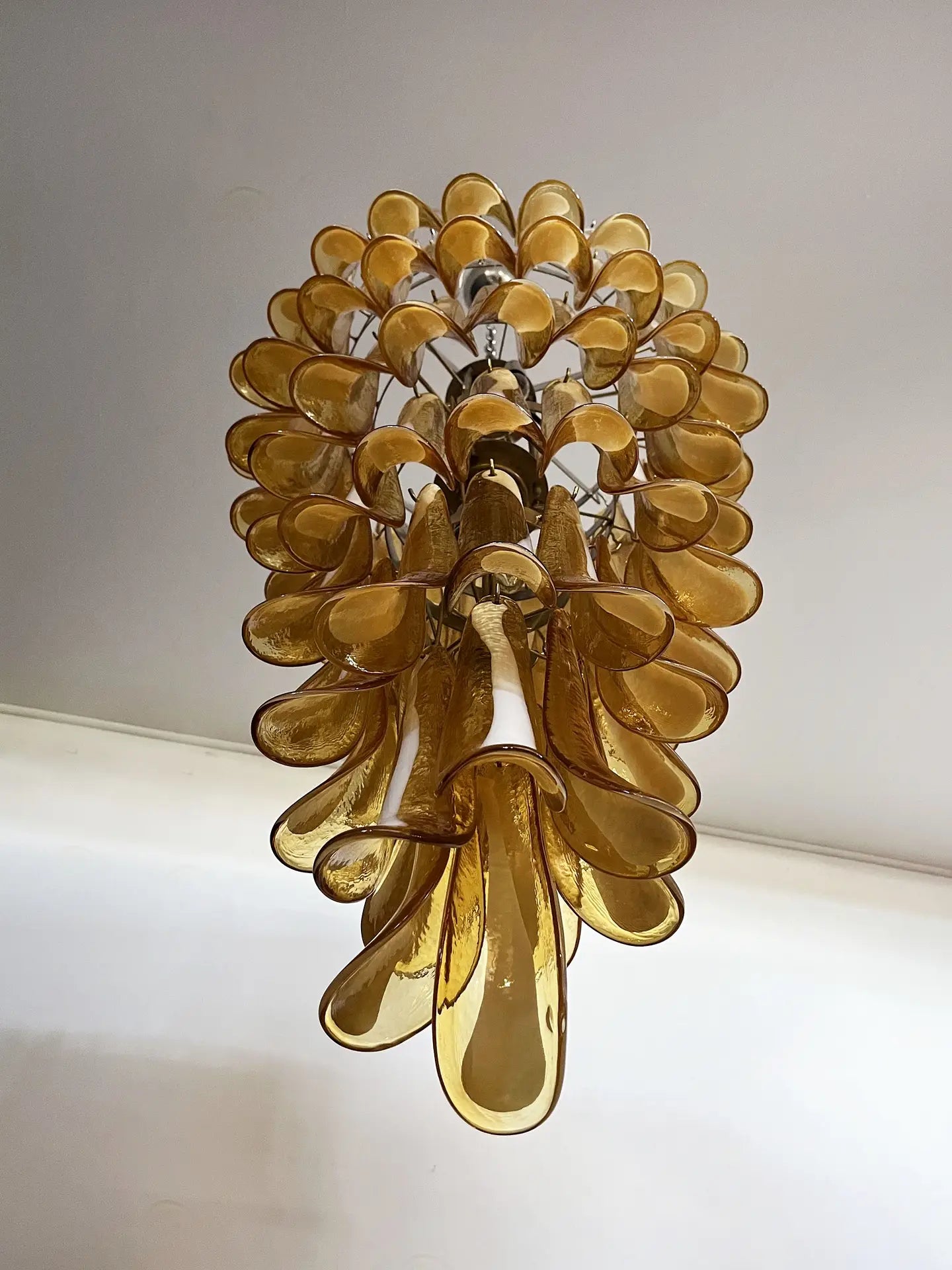 Murano Lysekrone – 83 Karamelfargede Konglebladglass – detalj 5 – Murano Classics