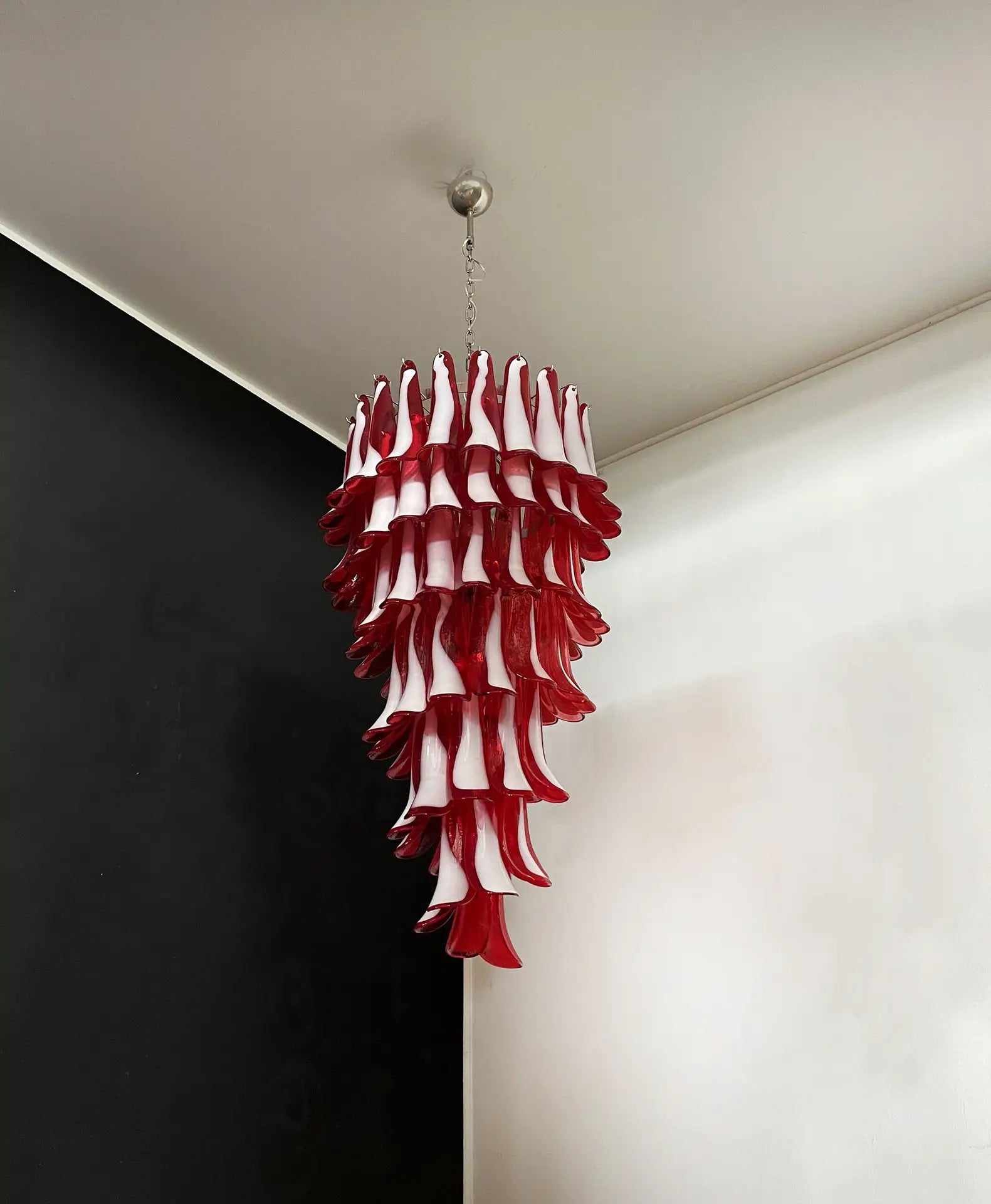 Murano Lysekrone – 83 Røde Konglebladglass – detalj 3 – Murano Classics