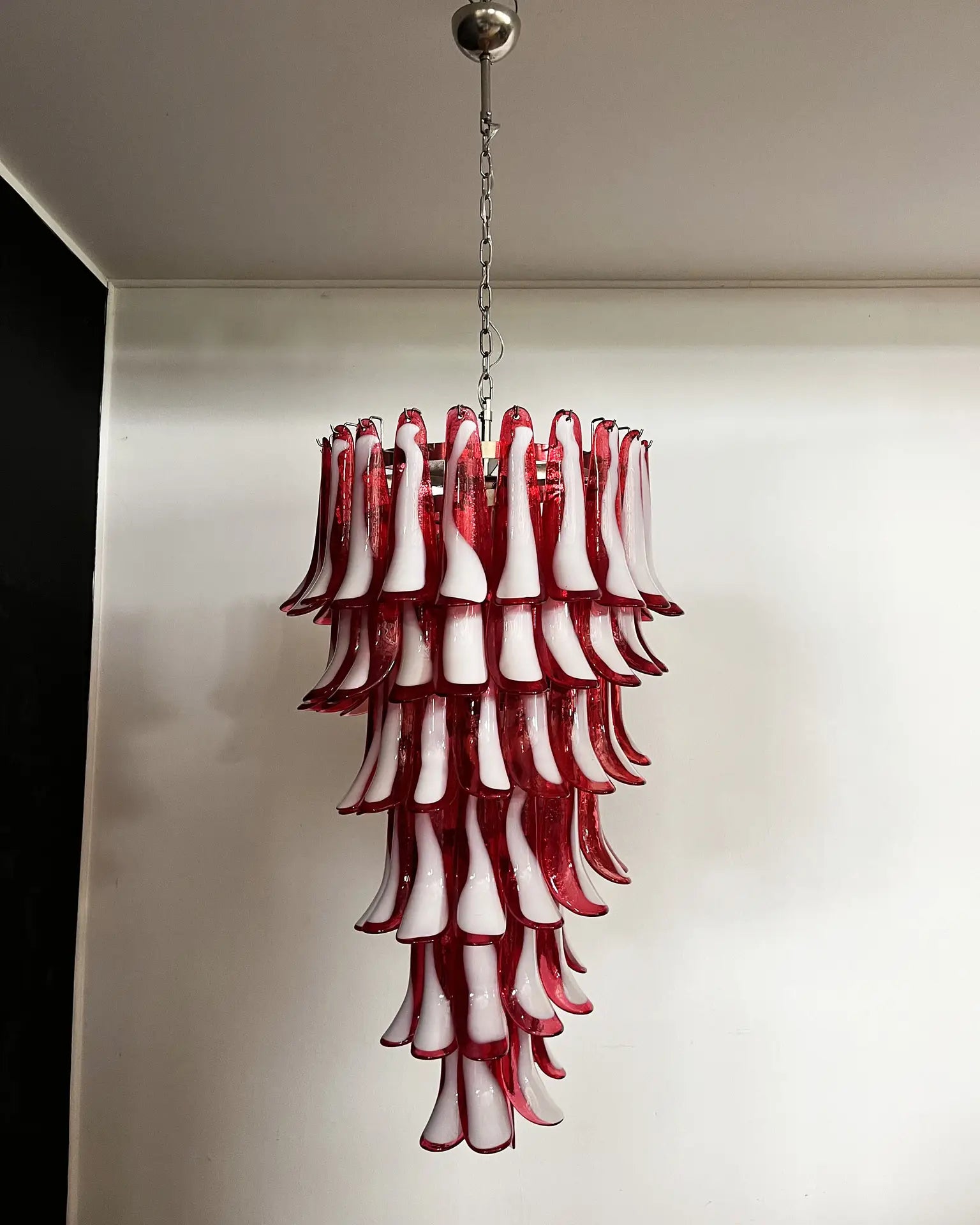 Murano Lysekrone – 83 Røde Konglebladglass – Murano Classics