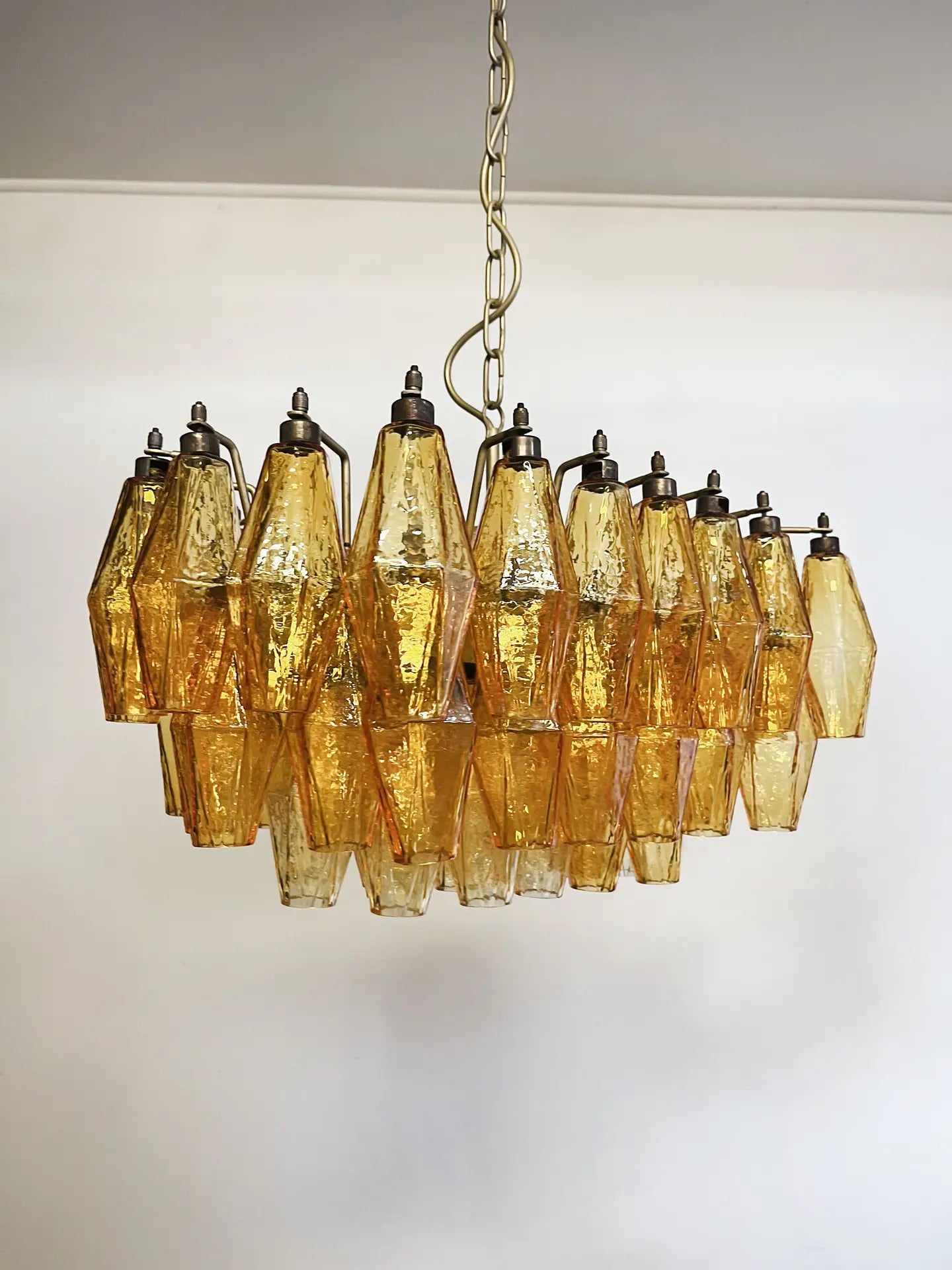 Murano Lysekrone – 56 Gule Poliedriglass – Murano Classics