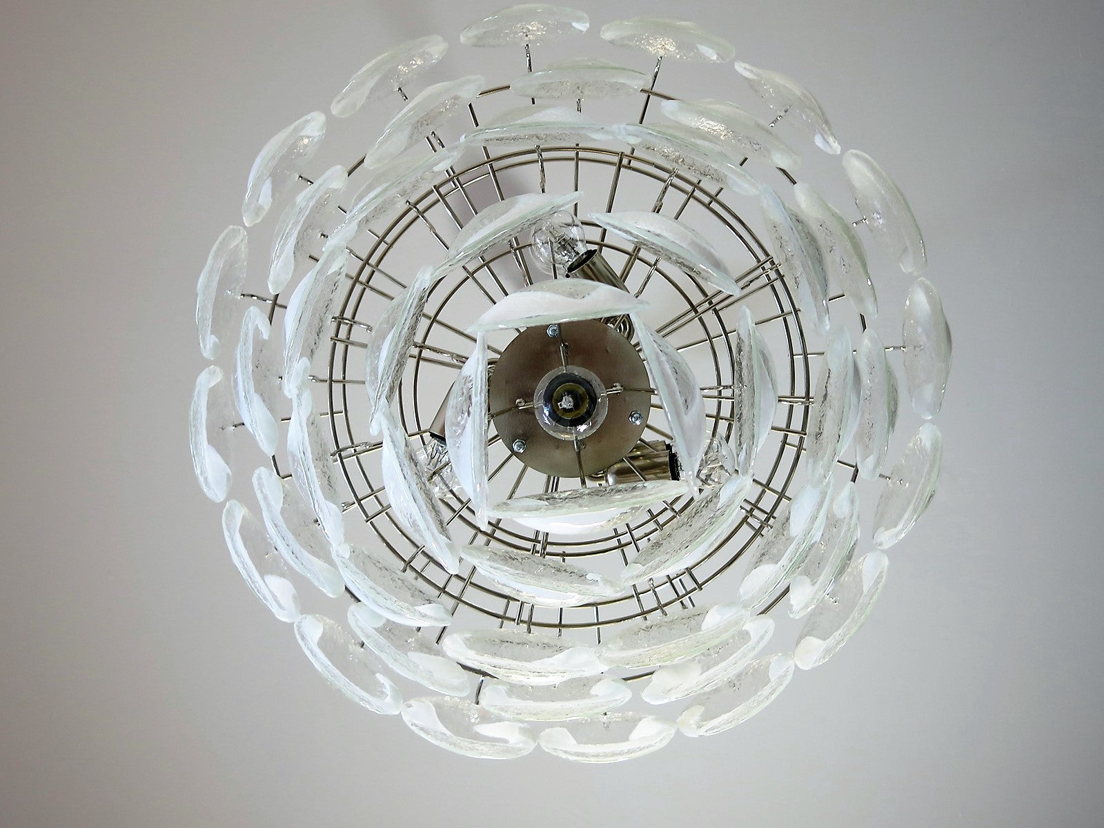 Murano Lysekrone – 50 Hvite Klare Konglebladglass – detalj 1 – Murano Classics