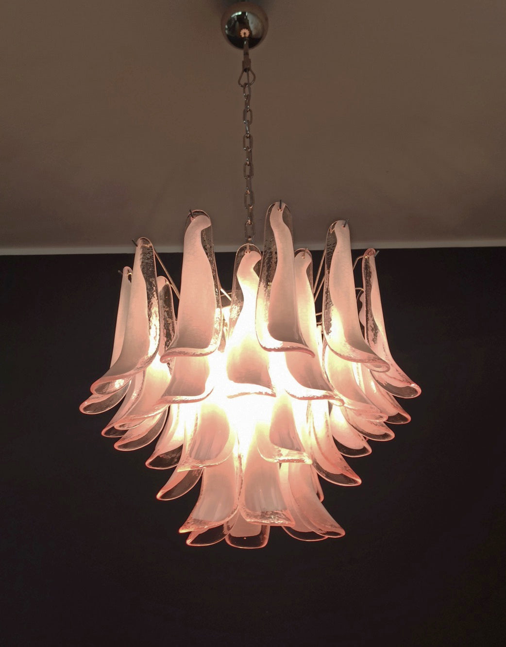 Murano Lysekrone – 36 Rosa Hvite Lattimo Konglebladglass – detalj 11 – Murano Classics