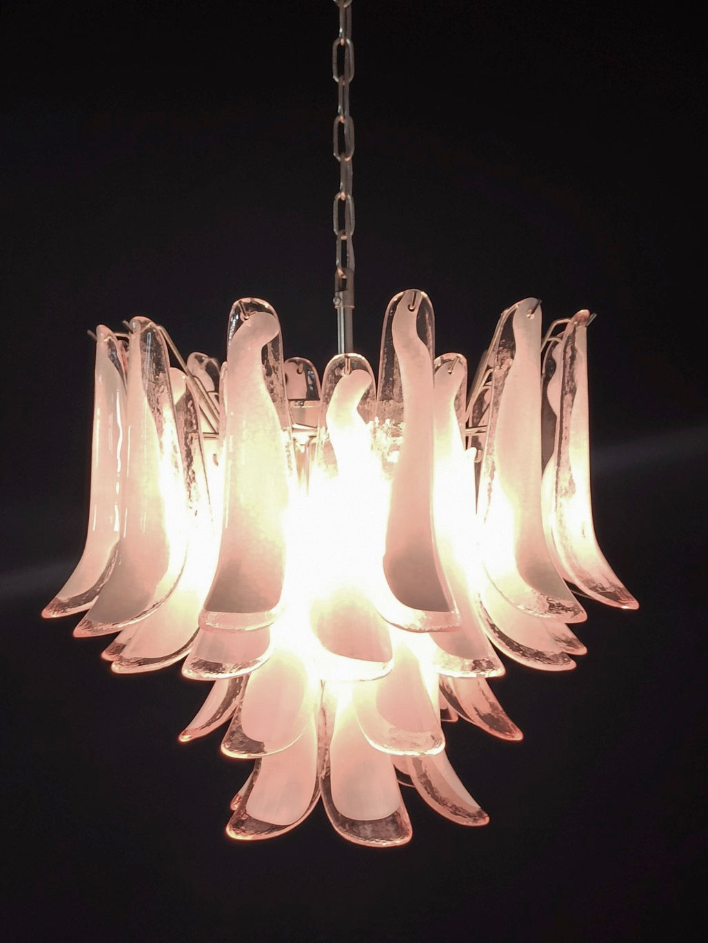 Murano Lysekrone – 36 Rosa Hvite Lattimo Konglebladglass – detalj 10 – Murano Classics