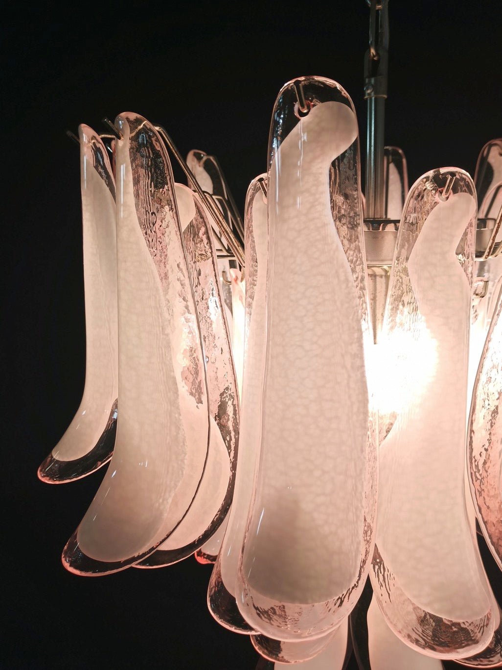 Murano Lysekrone – 36 Rosa Hvite Lattimo Konglebladglass – detalj 7 – Murano Classics