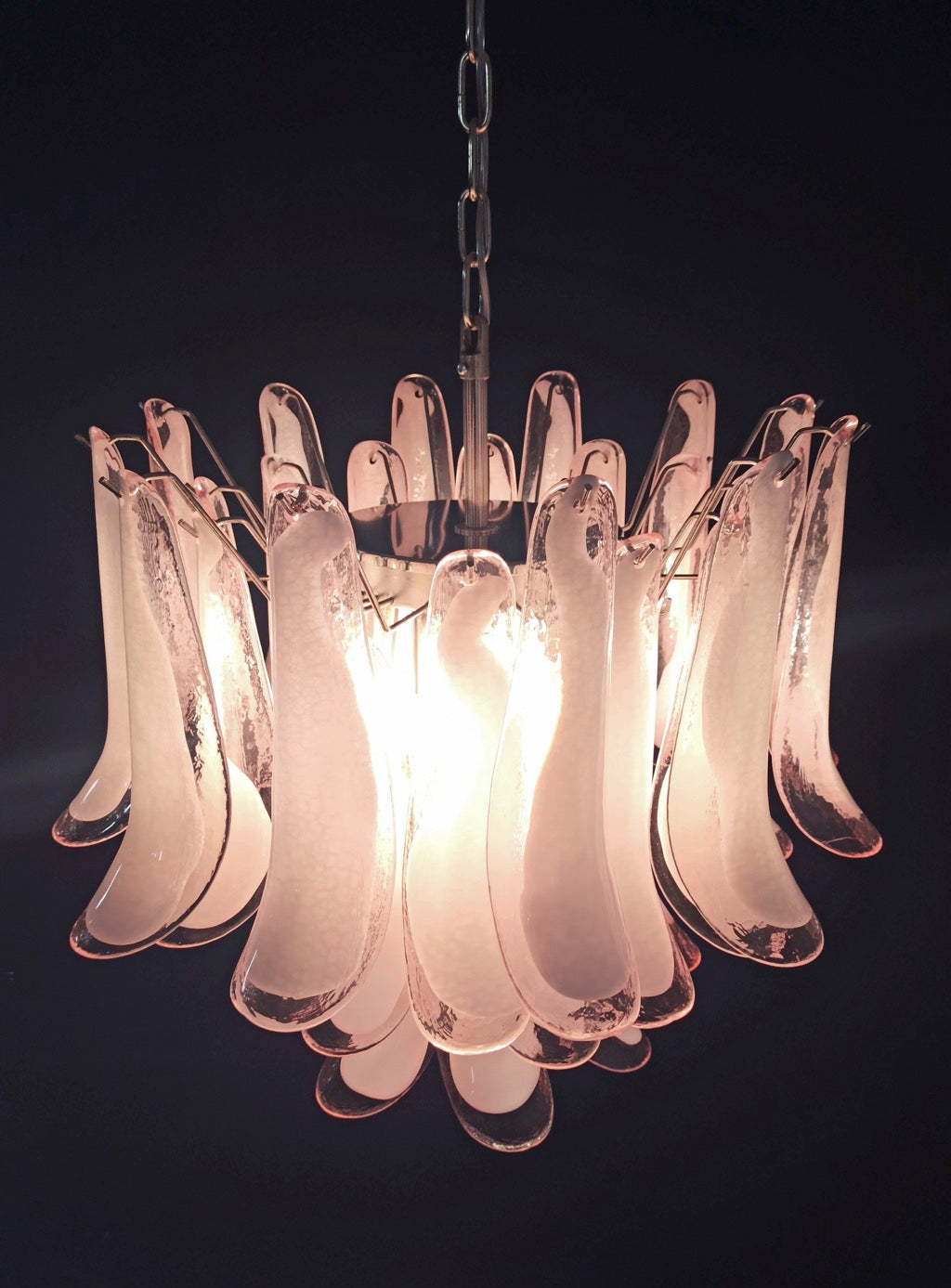Murano Lysekrone – 36 Rosa Hvite Lattimo Konglebladglass – detalj 5 – Murano Classics